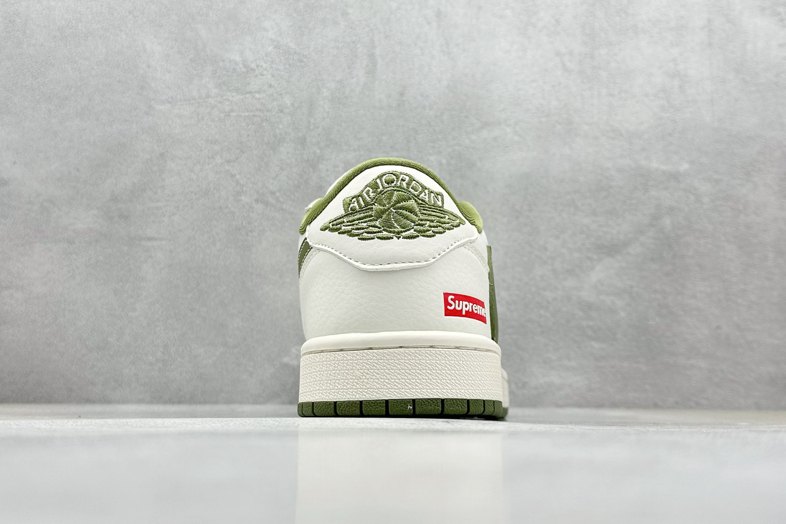 💰265 工厂直销 新毒GET版本
【乔1】
XC版 Travis Scott x Nike Air Jordan 1 Low x Supreme 白绿
Air Jordan 1 Low 反转白绿小钩倒钩 纯原版本
全鞋采用原装头层皮,用料扎实 精雕细琢
鞋型极致还原 飞翼3D打印改良 深度立体
四线中底拉帮皮料选材 钢印 背胶一应俱全 全新批次 原装原模大底全鞋原厂定制皮料,手感细腻正确折边工艺 完美细节诠释
官方货号:XZ1168 002
Size:36 36.5 37.5 38 38.5 39 40 40.5 41 42 42.5 43 44 44.5 45
编码:32