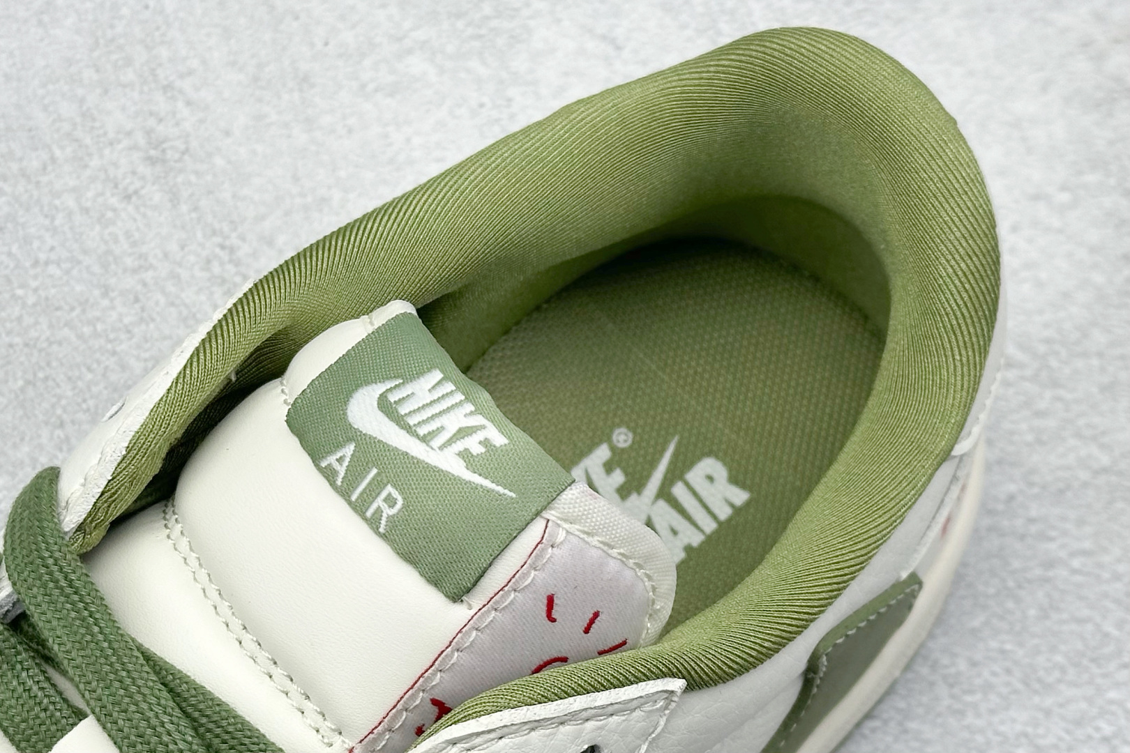 💰265 工厂直销 新毒GET版本
【乔1】
XC版 Travis Scott x Nike Air Jordan 1 Low x Supreme 白绿
Air Jordan 1 Low 反转白绿小钩倒钩 纯原版本
全鞋采用原装头层皮,用料扎实 精雕细琢
鞋型极致还原 飞翼3D打印改良 深度立体
四线中底拉帮皮料选材 钢印 背胶一应俱全 全新批次 原装原模大底全鞋原厂定制皮料,手感细腻正确折边工艺 完美细节诠释
官方货号:XZ1168 002
Size:36 36.5 37.5 38 38.5 39 40 40.5 41 42 42.5 43 44 44.5 45
编码:32