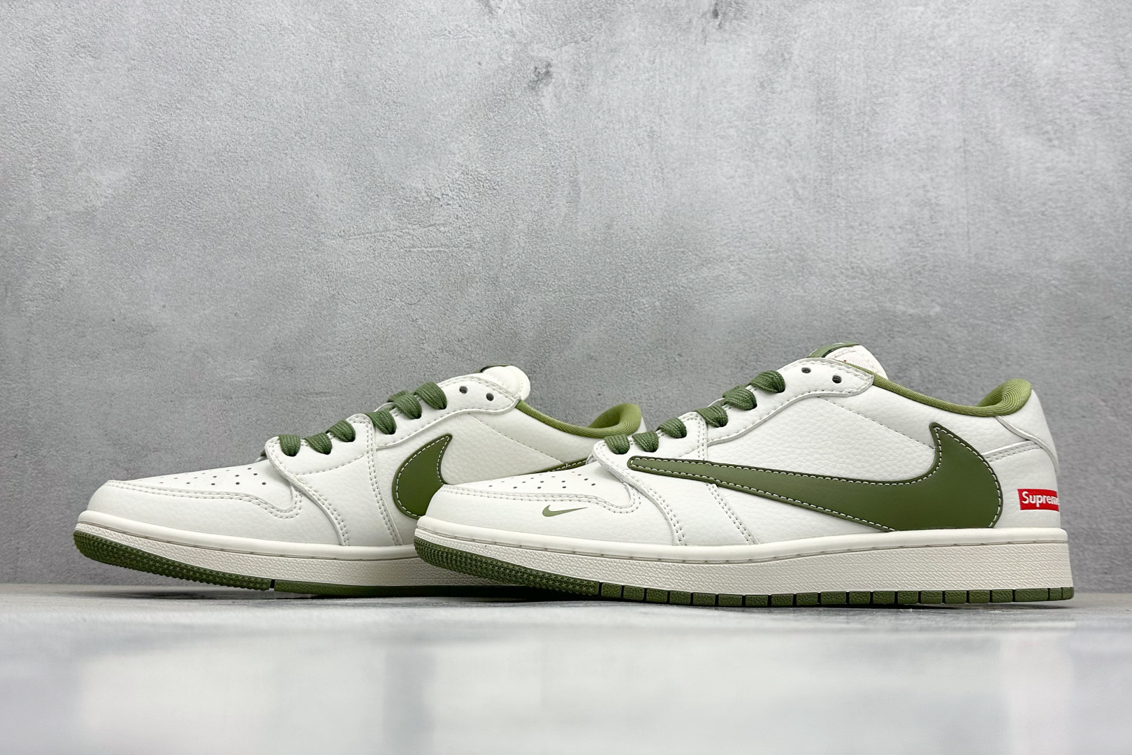 💰265 工厂直销 新毒GET版本
【乔1】
XC版 Travis Scott x Nike Air Jordan 1 Low x Supreme 白绿
Air Jordan 1 Low 反转白绿小钩倒钩 纯原版本
全鞋采用原装头层皮,用料扎实 精雕细琢
鞋型极致还原 飞翼3D打印改良 深度立体
四线中底拉帮皮料选材 钢印 背胶一应俱全 全新批次 原装原模大底全鞋原厂定制皮料,手感细腻正确折边工艺 完美细节诠释
官方货号:XZ1168 002
Size:36 36.5 37.5 38 38.5 39 40 40.5 41 42 42.5 43 44 44.5 45
编码:32