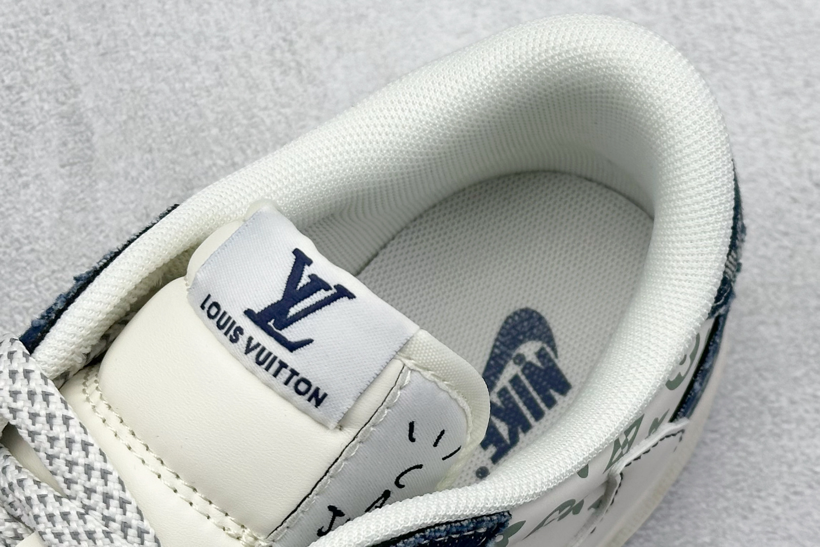 💰325 工厂直销 OG版公司货
【乔1】
XC版 Travis Scott x Fragment Design x Air Jordan 1 Low OG SP AJ1 LV联名 蓝牛仔布 低帮文化休闲板鞋
#多方联名合作融合了Travis Scott 独特的音乐风格,藤原浩个性的设计风格以及Jordan品牌的经典元素 使其成为一双具有独特身份和价值的鞋子 清新而立体的外观加上联名标识更突出了其独特身份 这种配色方案显示出活力和时尚感 在视觉上引人注目 鞋身的质感和细腻的细节处理使其显得高端而格调十足 这款“倒钩”联名是设计与创意完美结合 融合多方的个性风格是一款备受瞩目的潮流鞋款
货号:YX5066-326
尺码:36 36.5 37.5 38 38.5 39 40 40.5 41 42 42.5 43 44 44.5 45
编码:38