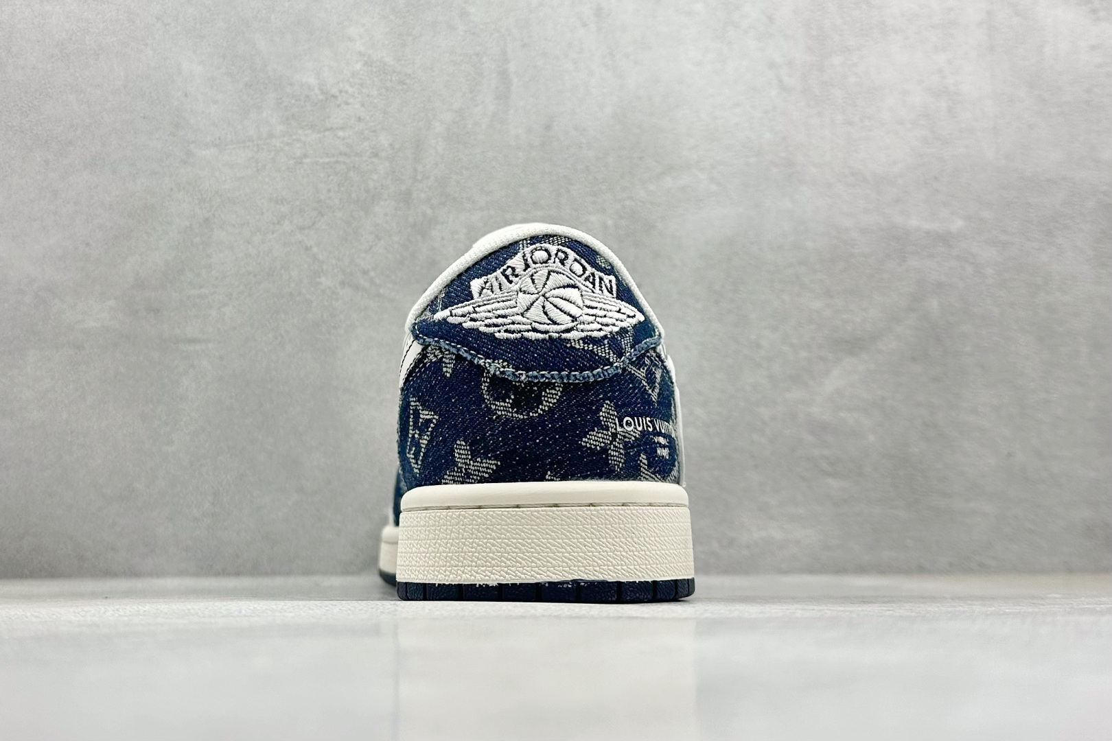 💰325 工厂直销 OG版公司货
【乔1】
XC版 Travis Scott x Fragment Design x Air Jordan 1 Low OG SP AJ1 LV联名 蓝牛仔布 低帮文化休闲板鞋
#多方联名合作融合了Travis Scott 独特的音乐风格,藤原浩个性的设计风格以及Jordan品牌的经典元素 使其成为一双具有独特身份和价值的鞋子 清新而立体的外观加上联名标识更突出了其独特身份 这种配色方案显示出活力和时尚感 在视觉上引人注目 鞋身的质感和细腻的细节处理使其显得高端而格调十足 这款“倒钩”联名是设计与创意完美结合 融合多方的个性风格是一款备受瞩目的潮流鞋款
货号:YX5066-326
尺码:36 36.5 37.5 38 38.5 39 40 40.5 41 42 42.5 43 44 44.5 45
编码:38