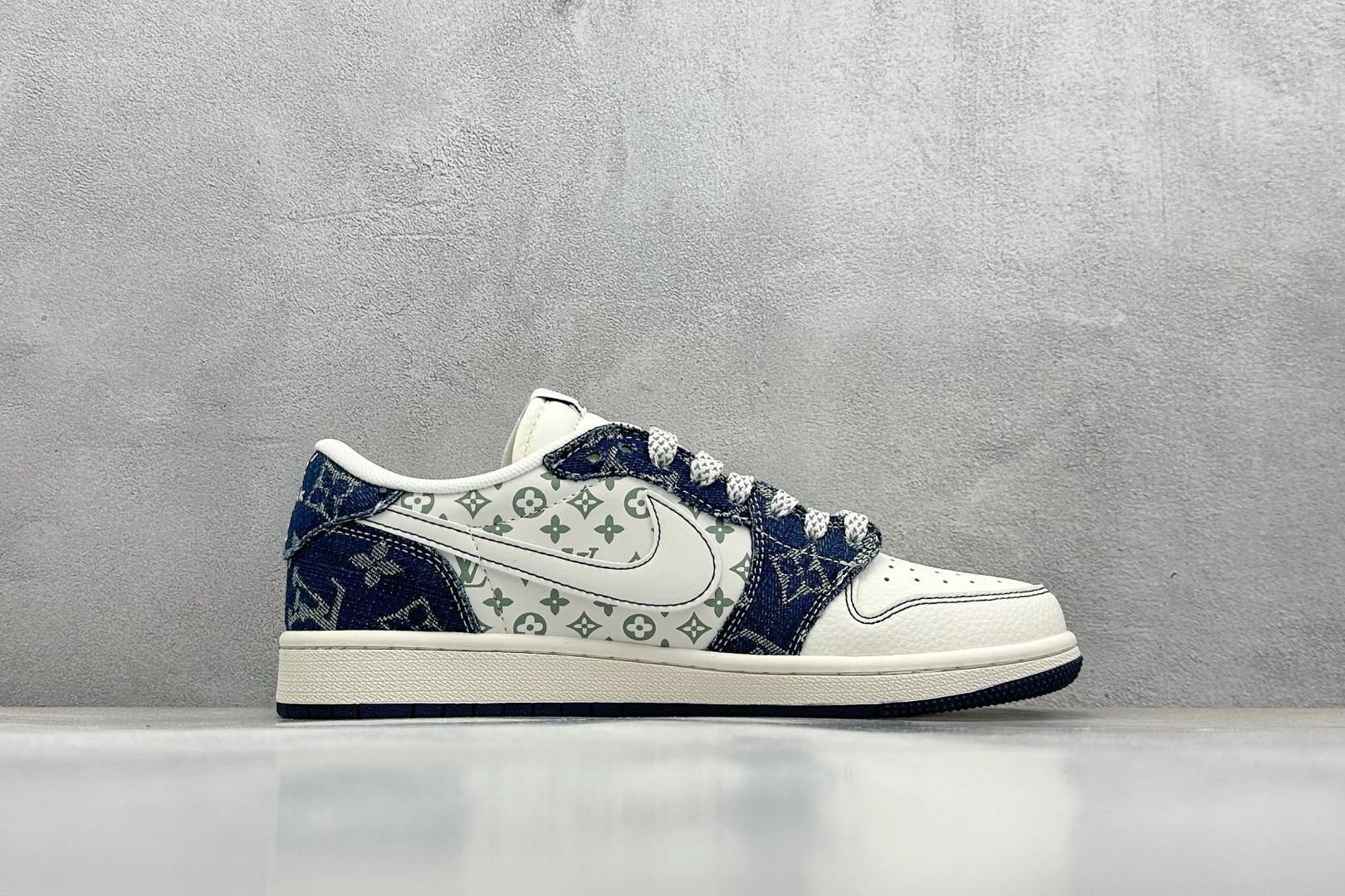 💰325 工厂直销 OG版公司货
【乔1】
XC版 Travis Scott x Fragment Design x Air Jordan 1 Low OG SP AJ1 LV联名 蓝牛仔布 低帮文化休闲板鞋
#多方联名合作融合了Travis Scott 独特的音乐风格,藤原浩个性的设计风格以及Jordan品牌的经典元素 使其成为一双具有独特身份和价值的鞋子 清新而立体的外观加上联名标识更突出了其独特身份 这种配色方案显示出活力和时尚感 在视觉上引人注目 鞋身的质感和细腻的细节处理使其显得高端而格调十足 这款“倒钩”联名是设计与创意完美结合 融合多方的个性风格是一款备受瞩目的潮流鞋款
货号:YX5066-326
尺码:36 36.5 37.5 38 38.5 39 40 40.5 41 42 42.5 43 44 44.5 45
编码:38