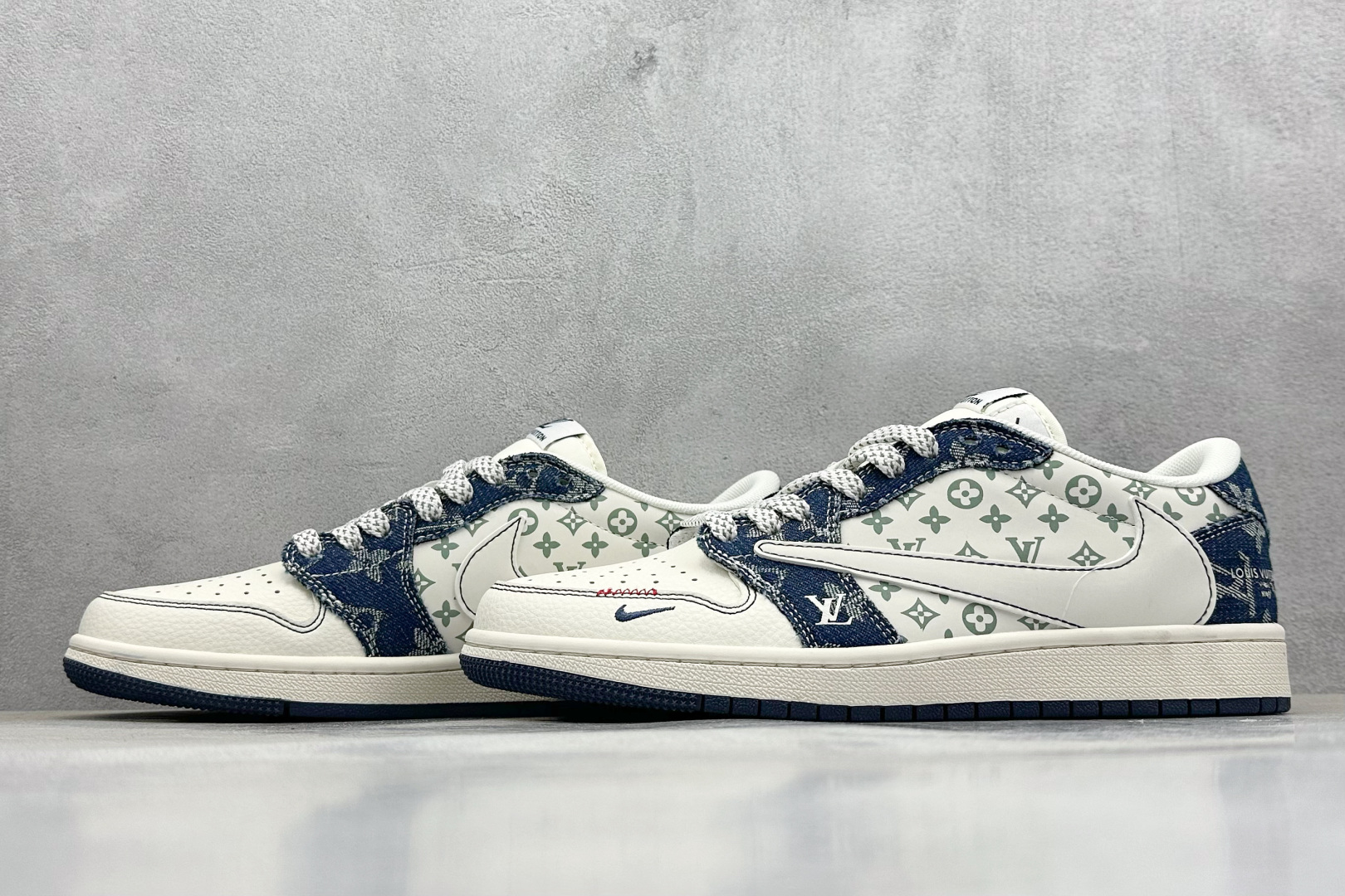 💰325 工厂直销 OG版公司货
【乔1】
XC版 Travis Scott x Fragment Design x Air Jordan 1 Low OG SP AJ1 LV联名 蓝牛仔布 低帮文化休闲板鞋
#多方联名合作融合了Travis Scott 独特的音乐风格,藤原浩个性的设计风格以及Jordan品牌的经典元素 使其成为一双具有独特身份和价值的鞋子 清新而立体的外观加上联名标识更突出了其独特身份 这种配色方案显示出活力和时尚感 在视觉上引人注目 鞋身的质感和细腻的细节处理使其显得高端而格调十足 这款“倒钩”联名是设计与创意完美结合 融合多方的个性风格是一款备受瞩目的潮流鞋款
货号:YX5066-326
尺码:36 36.5 37.5 38 38.5 39 40 40.5 41 42 42.5 43 44 44.5 45
编码:38