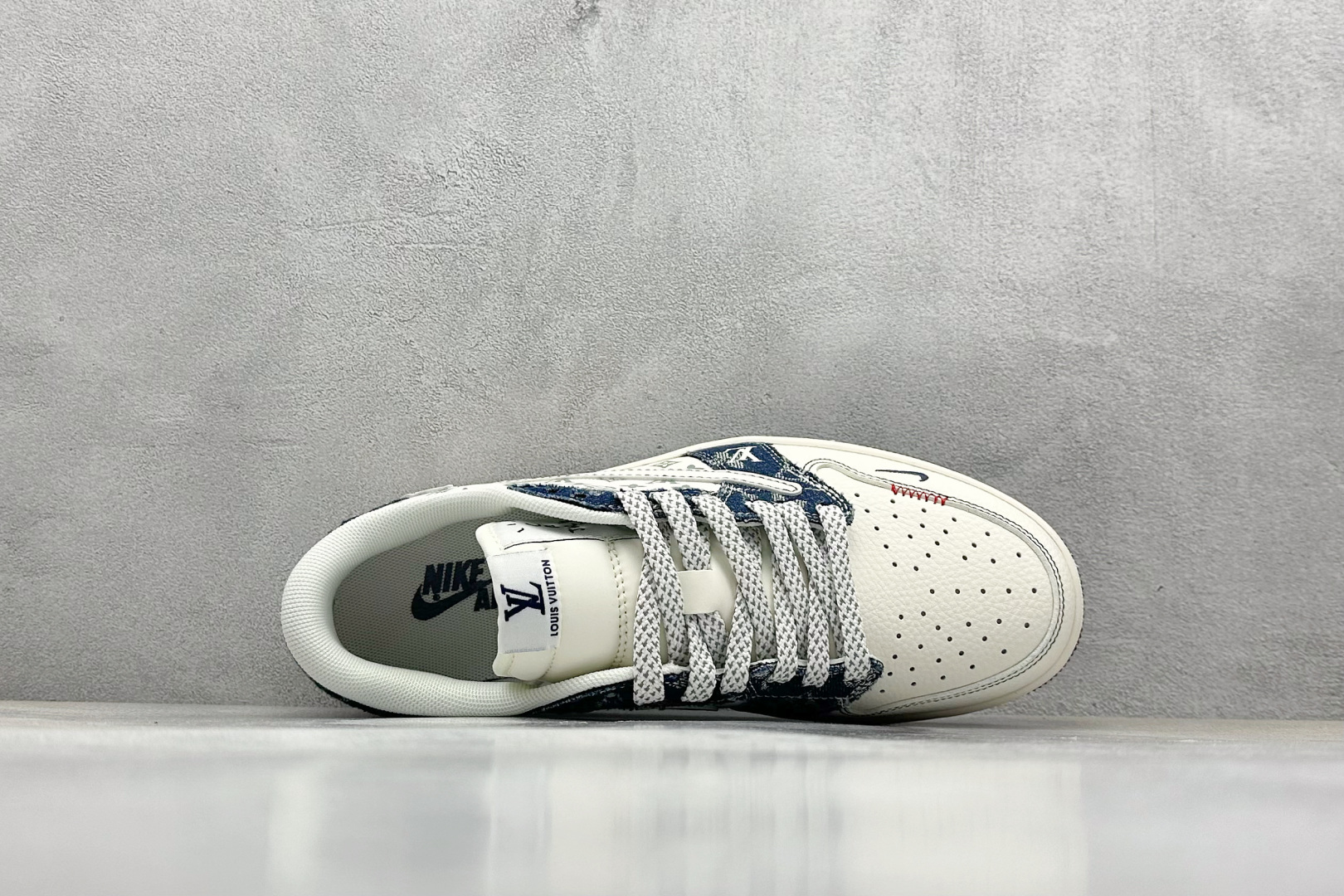 💰325 工厂直销 OG版公司货
【乔1】
XC版 Travis Scott x Fragment Design x Air Jordan 1 Low OG SP AJ1 LV联名 蓝牛仔布 低帮文化休闲板鞋
#多方联名合作融合了Travis Scott 独特的音乐风格,藤原浩个性的设计风格以及Jordan品牌的经典元素 使其成为一双具有独特身份和价值的鞋子 清新而立体的外观加上联名标识更突出了其独特身份 这种配色方案显示出活力和时尚感 在视觉上引人注目 鞋身的质感和细腻的细节处理使其显得高端而格调十足 这款“倒钩”联名是设计与创意完美结合 融合多方的个性风格是一款备受瞩目的潮流鞋款
货号:YX5066-326
尺码:36 36.5 37.5 38 38.5 39 40 40.5 41 42 42.5 43 44 44.5 45
编码:38