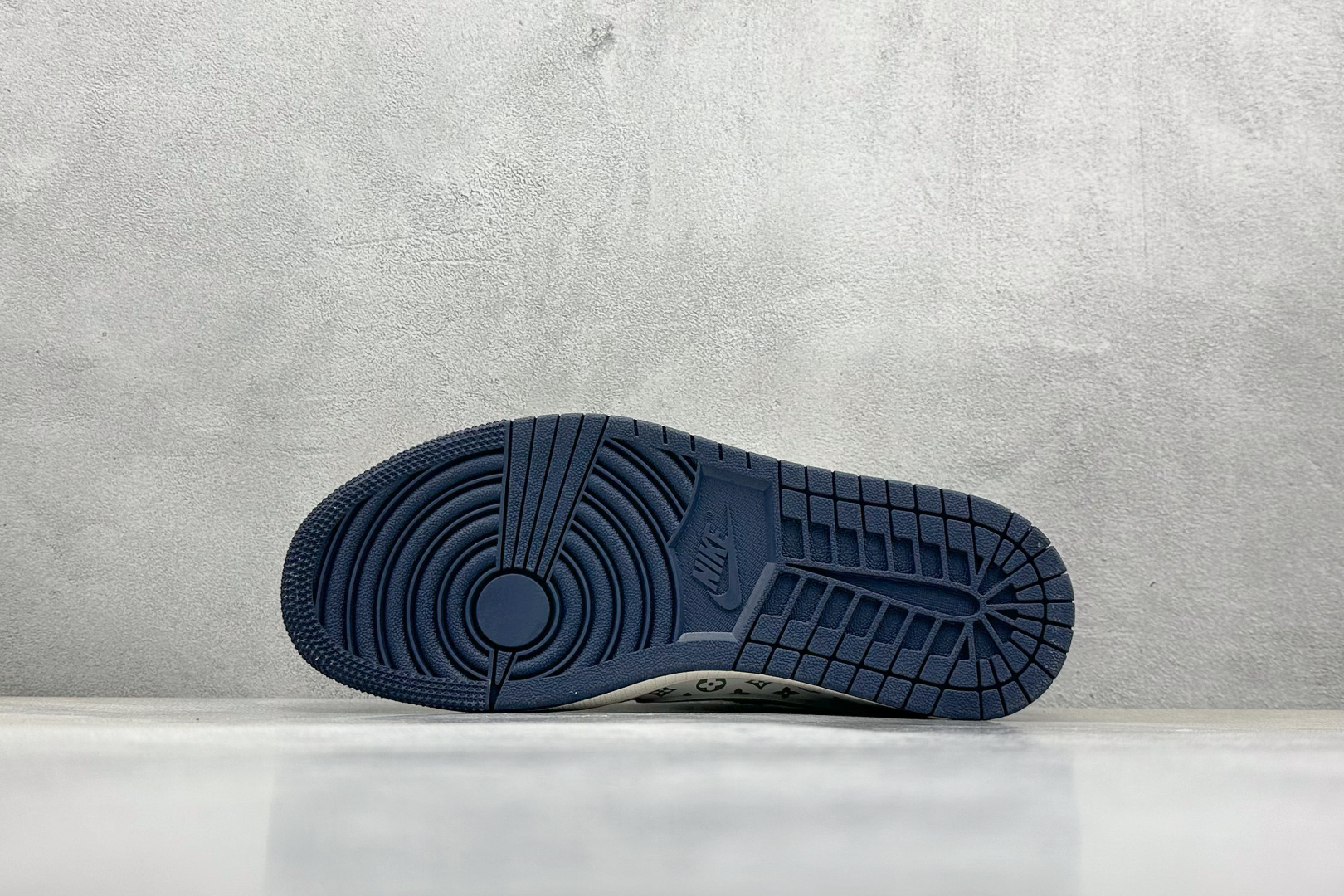 💰325 工厂直销 OG版公司货
【乔1】
XC版 Travis Scott x Fragment Design x Air Jordan 1 Low OG SP AJ1 LV联名 蓝牛仔布 低帮文化休闲板鞋
#多方联名合作融合了Travis Scott 独特的音乐风格,藤原浩个性的设计风格以及Jordan品牌的经典元素 使其成为一双具有独特身份和价值的鞋子 清新而立体的外观加上联名标识更突出了其独特身份 这种配色方案显示出活力和时尚感 在视觉上引人注目 鞋身的质感和细腻的细节处理使其显得高端而格调十足 这款“倒钩”联名是设计与创意完美结合 融合多方的个性风格是一款备受瞩目的潮流鞋款
货号:YX5066-326
尺码:36 36.5 37.5 38 38.5 39 40 40.5 41 42 42.5 43 44 44.5 45
编码:38