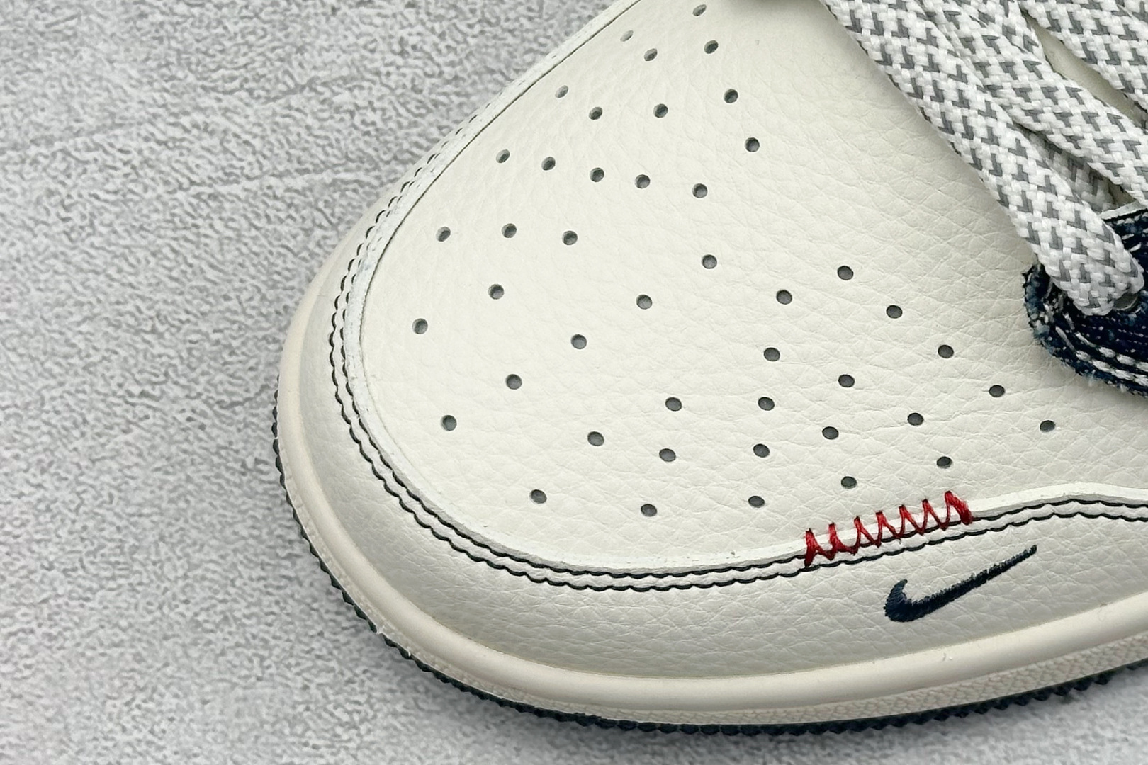 💰325 工厂直销 OG版公司货
【乔1】
XC版 Travis Scott x Fragment Design x Air Jordan 1 Low OG SP AJ1 LV联名 蓝牛仔布 低帮文化休闲板鞋
#多方联名合作融合了Travis Scott 独特的音乐风格,藤原浩个性的设计风格以及Jordan品牌的经典元素 使其成为一双具有独特身份和价值的鞋子 清新而立体的外观加上联名标识更突出了其独特身份 这种配色方案显示出活力和时尚感 在视觉上引人注目 鞋身的质感和细腻的细节处理使其显得高端而格调十足 这款“倒钩”联名是设计与创意完美结合 融合多方的个性风格是一款备受瞩目的潮流鞋款
货号:YX5066-326
尺码:36 36.5 37.5 38 38.5 39 40 40.5 41 42 42.5 43 44 44.5 45
编码:38