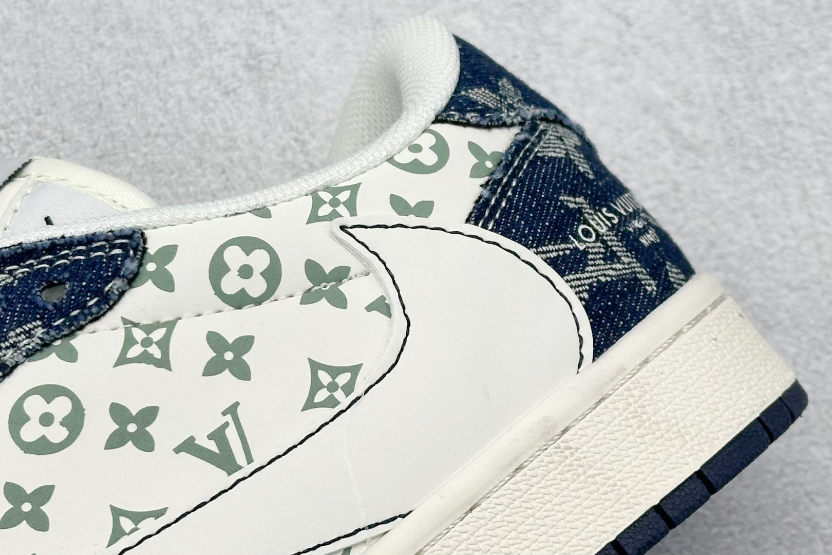 💰325 工厂直销 OG版公司货
【乔1】
XC版 Travis Scott x Fragment Design x Air Jordan 1 Low OG SP AJ1 LV联名 蓝牛仔布 低帮文化休闲板鞋
#多方联名合作融合了Travis Scott 独特的音乐风格,藤原浩个性的设计风格以及Jordan品牌的经典元素 使其成为一双具有独特身份和价值的鞋子 清新而立体的外观加上联名标识更突出了其独特身份 这种配色方案显示出活力和时尚感 在视觉上引人注目 鞋身的质感和细腻的细节处理使其显得高端而格调十足 这款“倒钩”联名是设计与创意完美结合 融合多方的个性风格是一款备受瞩目的潮流鞋款
货号:YX5066-326
尺码:36 36.5 37.5 38 38.5 39 40 40.5 41 42 42.5 43 44 44.5 45
编码:38