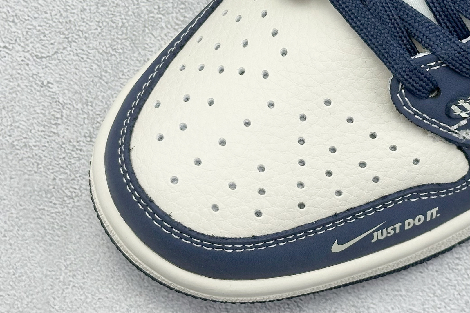 💰325 工厂直销 OG版公司货
【乔1】
XC版 Travis Scott x Fragment Design x Air Jordan 1 Low OG SP AJ1 巴宝莉联名 深蓝花纹勾 低帮文化休闲板鞋
#多方联名合作融合了Travis Scott 独特的音乐风格,藤原浩个性的设计风格以及Jordan品牌的经典元素 使其成为一双具有独特身份和价值的鞋子 清新而立体的外观加上联名标识更突出了其独特身份 这种配色方案显示出活力和时尚感 在视觉上引人注目 鞋身的质感和细腻的细节处理使其显得高端而格调十足 这款“倒钩”联名是设计与创意完美结合 融合多方的个性风格是一款备受瞩目的潮流鞋款
货号:LD2025-014
尺码:36 36.5 37.5 38 38.5 39 40 40.5 41 42 42.5 43 44 44.5 45
编码:38