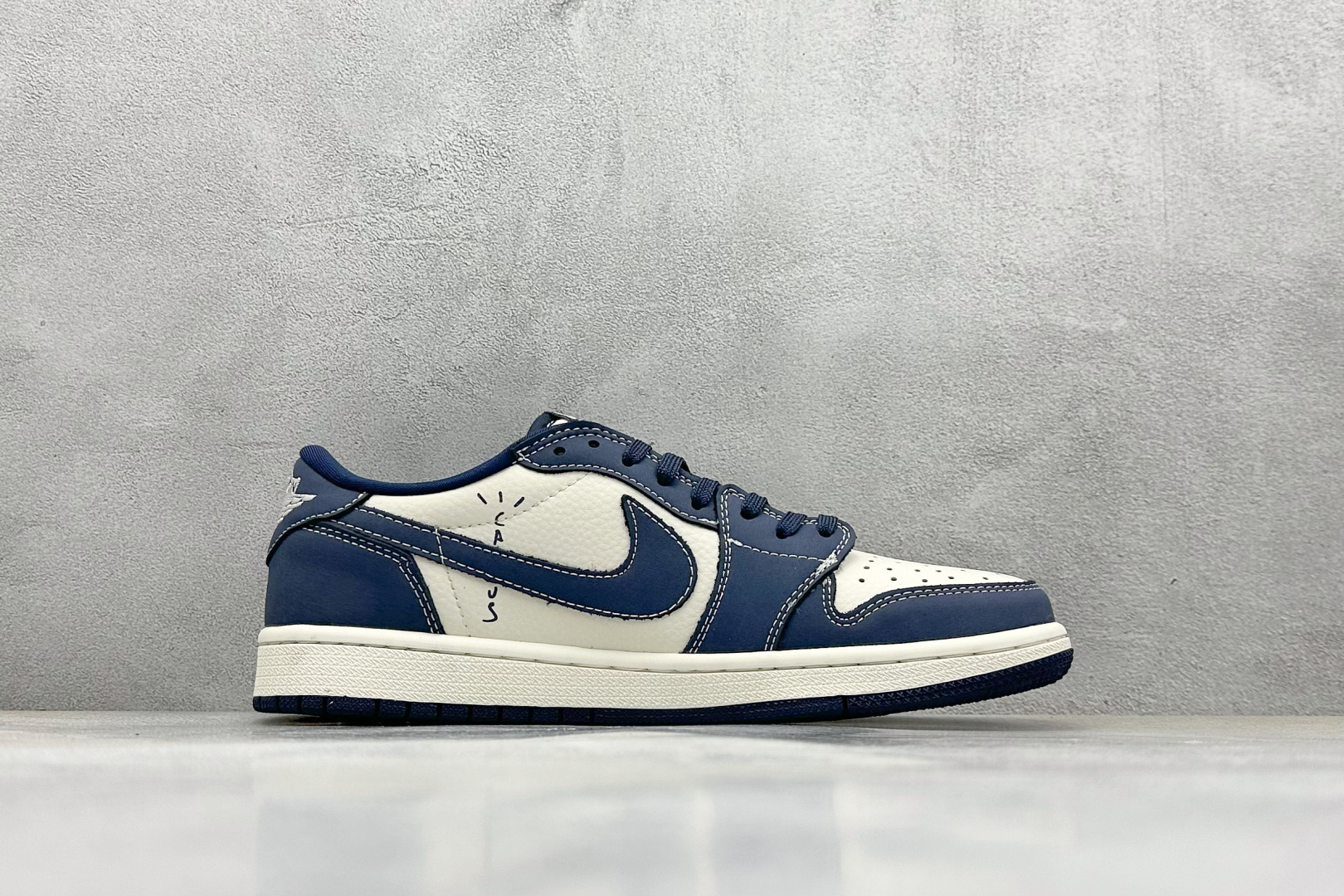 💰325 工厂直销 OG版公司货
【乔1】
XC版 Travis Scott x Fragment Design x Air Jordan 1 Low OG SP AJ1 巴宝莉联名 深蓝花纹勾 低帮文化休闲板鞋
#多方联名合作融合了Travis Scott 独特的音乐风格,藤原浩个性的设计风格以及Jordan品牌的经典元素 使其成为一双具有独特身份和价值的鞋子 清新而立体的外观加上联名标识更突出了其独特身份 这种配色方案显示出活力和时尚感 在视觉上引人注目 鞋身的质感和细腻的细节处理使其显得高端而格调十足 这款“倒钩”联名是设计与创意完美结合 融合多方的个性风格是一款备受瞩目的潮流鞋款
货号:LD2025-014
尺码:36 36.5 37.5 38 38.5 39 40 40.5 41 42 42.5 43 44 44.5 45
编码:38