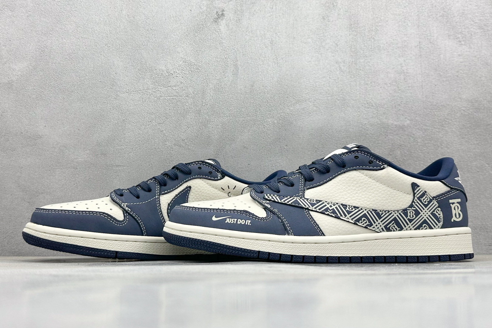 💰325 工厂直销 OG版公司货
【乔1】
XC版 Travis Scott x Fragment Design x Air Jordan 1 Low OG SP AJ1 巴宝莉联名 深蓝花纹勾 低帮文化休闲板鞋
#多方联名合作融合了Travis Scott 独特的音乐风格,藤原浩个性的设计风格以及Jordan品牌的经典元素 使其成为一双具有独特身份和价值的鞋子 清新而立体的外观加上联名标识更突出了其独特身份 这种配色方案显示出活力和时尚感 在视觉上引人注目 鞋身的质感和细腻的细节处理使其显得高端而格调十足 这款“倒钩”联名是设计与创意完美结合 融合多方的个性风格是一款备受瞩目的潮流鞋款
货号:LD2025-014
尺码:36 36.5 37.5 38 38.5 39 40 40.5 41 42 42.5 43 44 44.5 45
编码:38