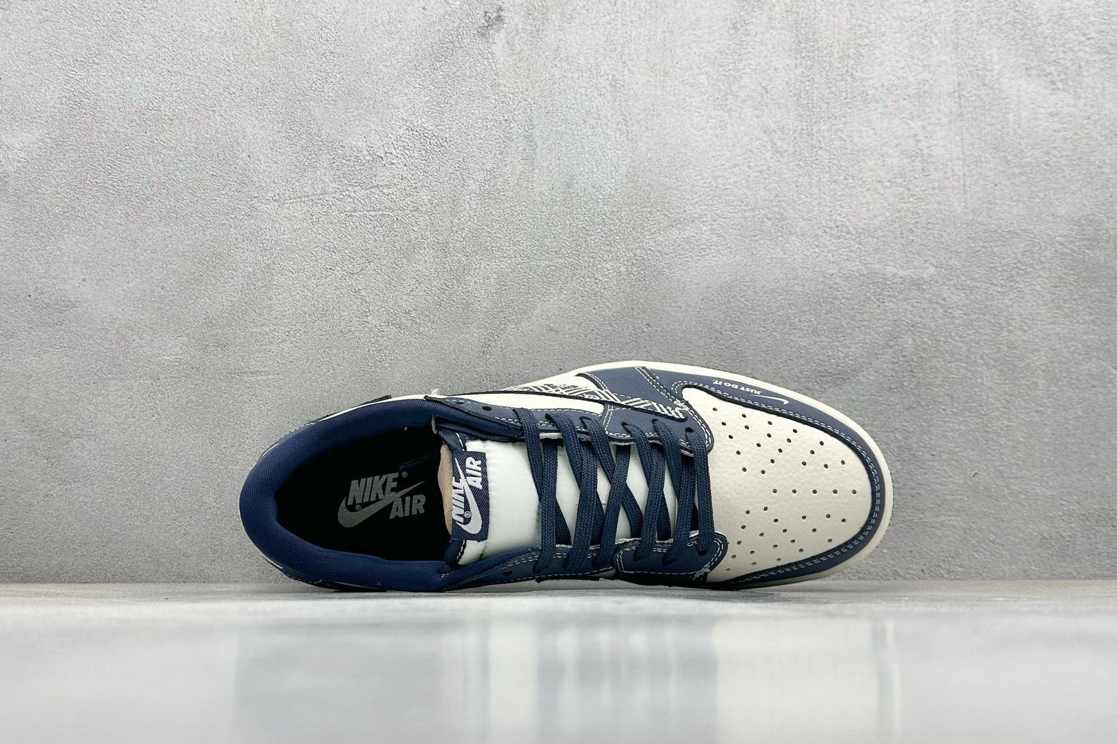 💰325 工厂直销 OG版公司货
【乔1】
XC版 Travis Scott x Fragment Design x Air Jordan 1 Low OG SP AJ1 巴宝莉联名 深蓝花纹勾 低帮文化休闲板鞋
#多方联名合作融合了Travis Scott 独特的音乐风格,藤原浩个性的设计风格以及Jordan品牌的经典元素 使其成为一双具有独特身份和价值的鞋子 清新而立体的外观加上联名标识更突出了其独特身份 这种配色方案显示出活力和时尚感 在视觉上引人注目 鞋身的质感和细腻的细节处理使其显得高端而格调十足 这款“倒钩”联名是设计与创意完美结合 融合多方的个性风格是一款备受瞩目的潮流鞋款
货号:LD2025-014
尺码:36 36.5 37.5 38 38.5 39 40 40.5 41 42 42.5 43 44 44.5 45
编码:38