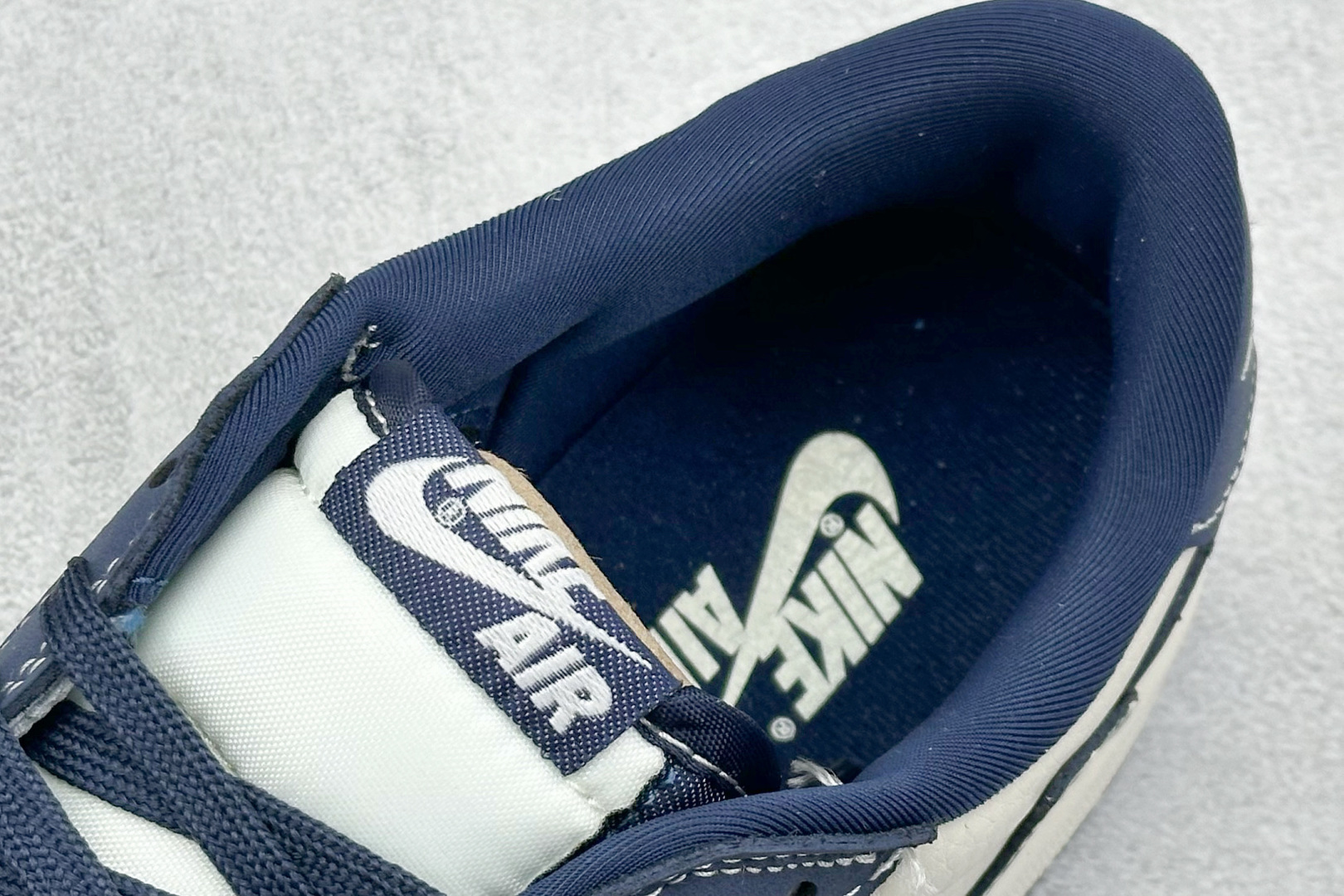 💰325 工厂直销 OG版公司货
【乔1】
XC版 Travis Scott x Fragment Design x Air Jordan 1 Low OG SP AJ1 巴宝莉联名 深蓝花纹勾 低帮文化休闲板鞋
#多方联名合作融合了Travis Scott 独特的音乐风格,藤原浩个性的设计风格以及Jordan品牌的经典元素 使其成为一双具有独特身份和价值的鞋子 清新而立体的外观加上联名标识更突出了其独特身份 这种配色方案显示出活力和时尚感 在视觉上引人注目 鞋身的质感和细腻的细节处理使其显得高端而格调十足 这款“倒钩”联名是设计与创意完美结合 融合多方的个性风格是一款备受瞩目的潮流鞋款
货号:LD2025-014
尺码:36 36.5 37.5 38 38.5 39 40 40.5 41 42 42.5 43 44 44.5 45
编码:38