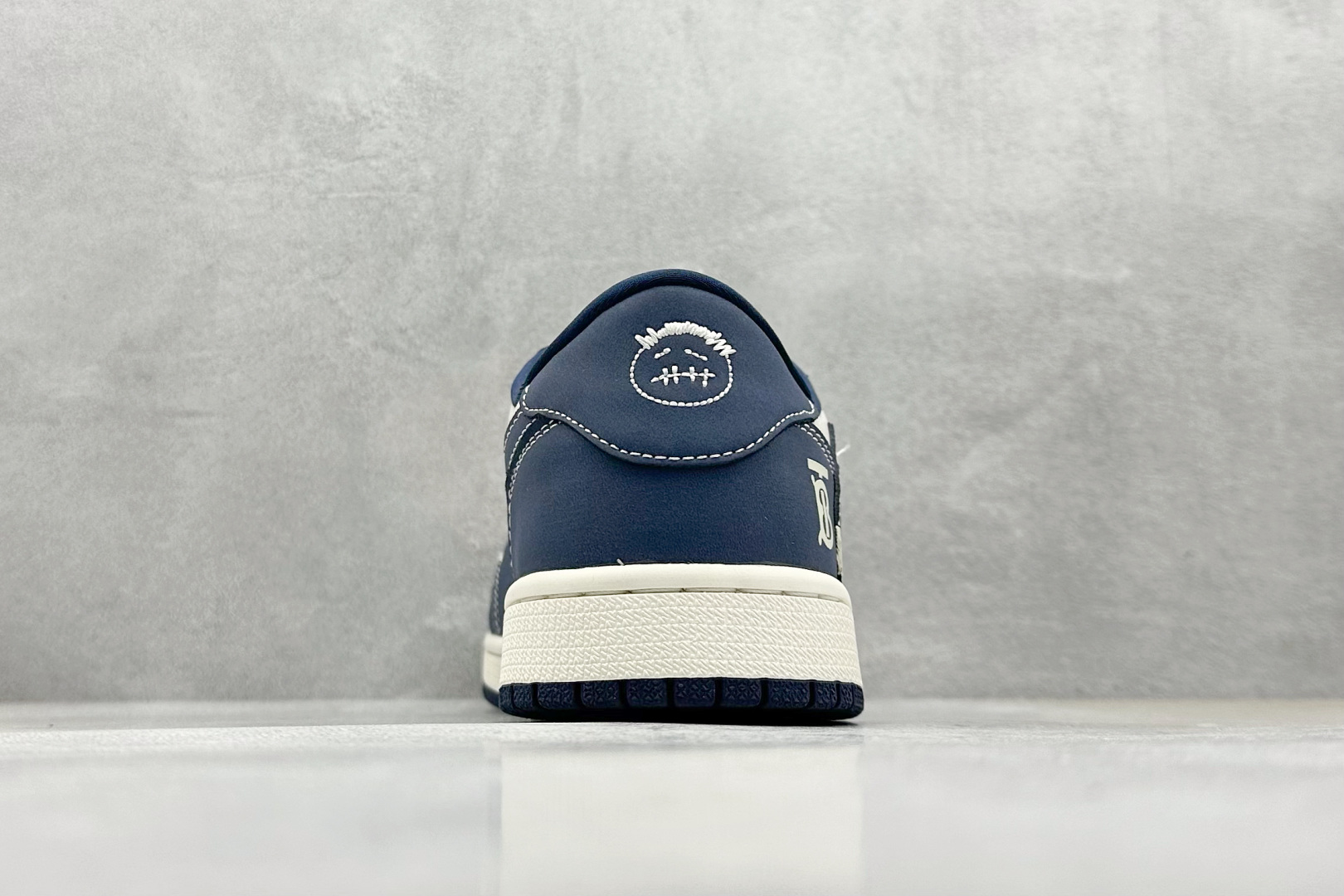 💰325 工厂直销 OG版公司货
【乔1】
XC版 Travis Scott x Fragment Design x Air Jordan 1 Low OG SP AJ1 巴宝莉联名 深蓝花纹勾 低帮文化休闲板鞋
#多方联名合作融合了Travis Scott 独特的音乐风格,藤原浩个性的设计风格以及Jordan品牌的经典元素 使其成为一双具有独特身份和价值的鞋子 清新而立体的外观加上联名标识更突出了其独特身份 这种配色方案显示出活力和时尚感 在视觉上引人注目 鞋身的质感和细腻的细节处理使其显得高端而格调十足 这款“倒钩”联名是设计与创意完美结合 融合多方的个性风格是一款备受瞩目的潮流鞋款
货号:LD2025-014
尺码:36 36.5 37.5 38 38.5 39 40 40.5 41 42 42.5 43 44 44.5 45
编码:38