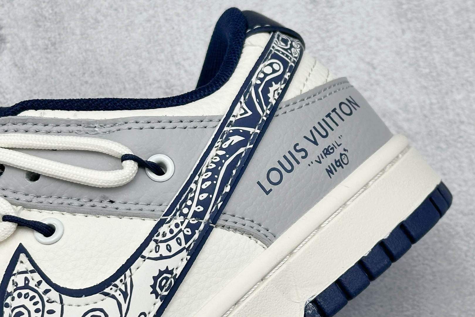  终端放店
XC版 Nike SB Dunk Low LV系列 绑带涂鸦白蓝勾 周年高端定制 低帮休闲板