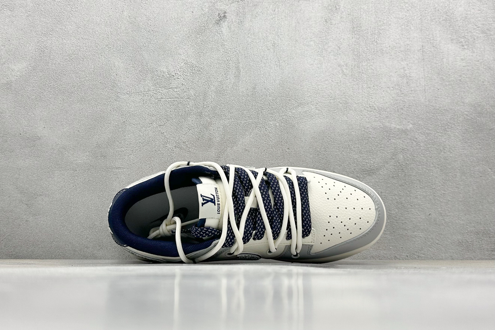  终端放店
XC版 Nike SB Dunk Low LV系列 绑带涂鸦白蓝勾 周年高端定制 低帮休闲板