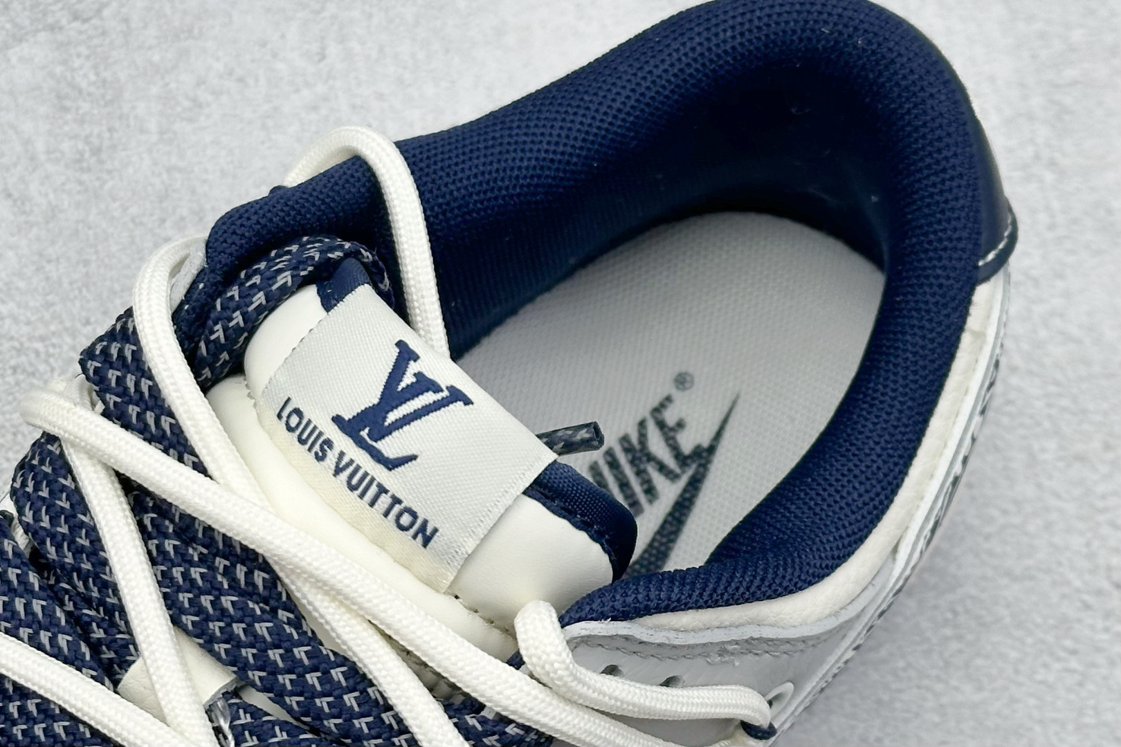 终端放店
XC版 Nike SB Dunk Low LV系列 绑带涂鸦白蓝勾 周年高端定制 低帮休闲板