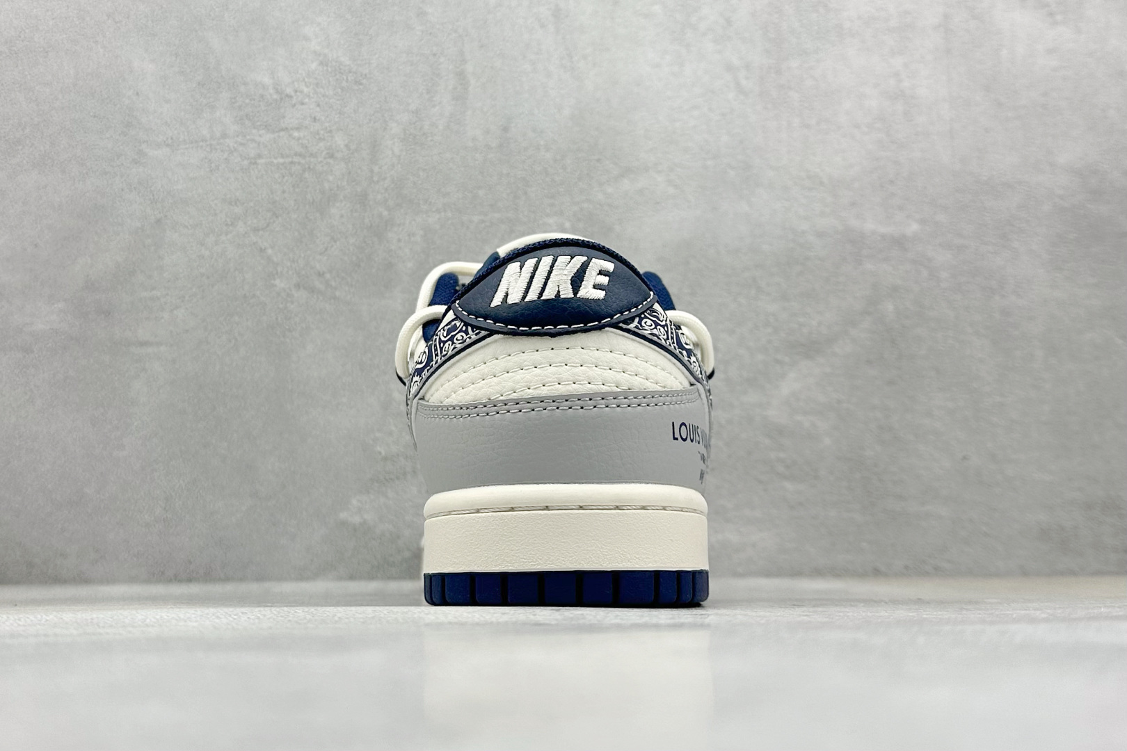  终端放店
XC版 Nike SB Dunk Low LV系列 绑带涂鸦白蓝勾 周年高端定制 低帮休闲板