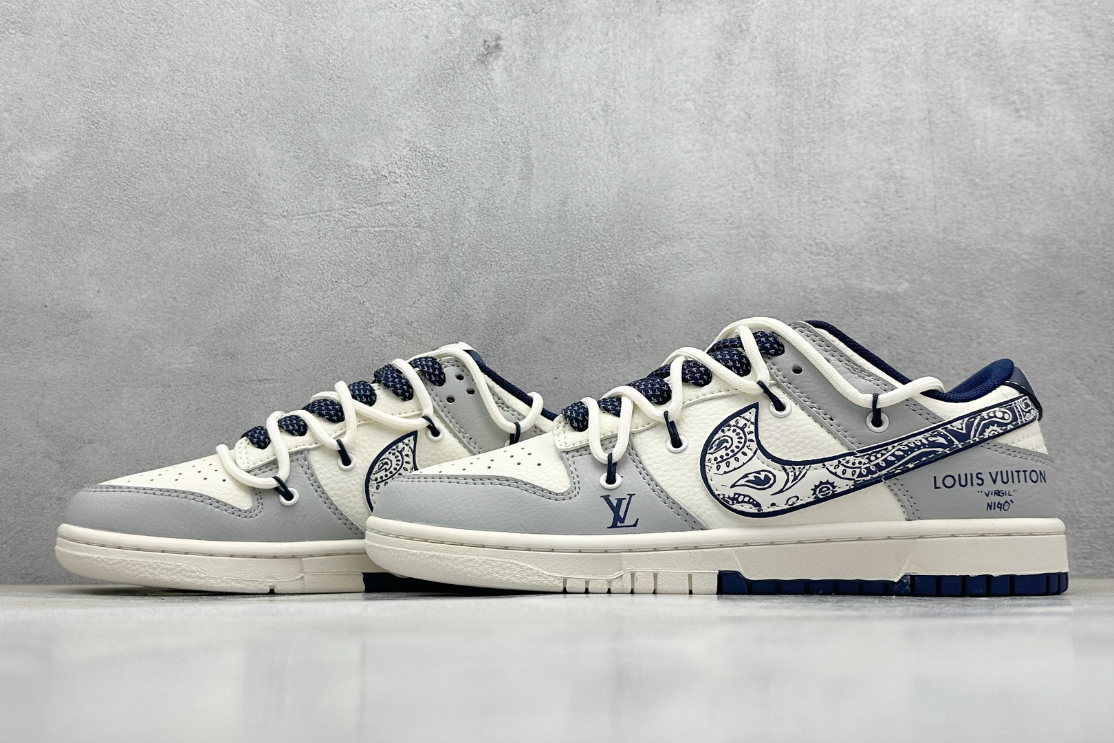  终端放店
XC版 Nike SB Dunk Low LV系列 绑带涂鸦白蓝勾 周年高端定制 低帮休闲板