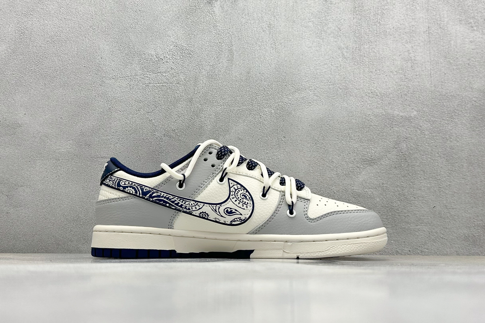 终端放店
XC版 Nike SB Dunk Low LV系列 绑带涂鸦白蓝勾 周年高端定制 低帮休闲板