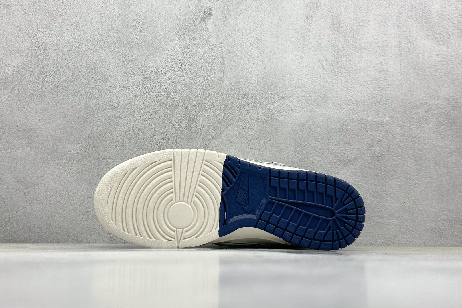  终端放店
XC版 Nike SB Dunk Low LV系列 绑带涂鸦白蓝勾 周年高端定制 低帮休闲板