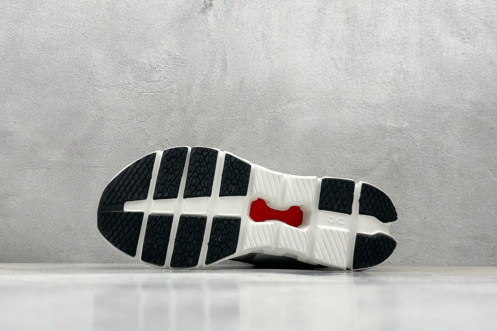  终端放店
GX版 On昂跑 Cloudtilt Loewe 4
户外街头机能风跑步鞋
Cloud Hi