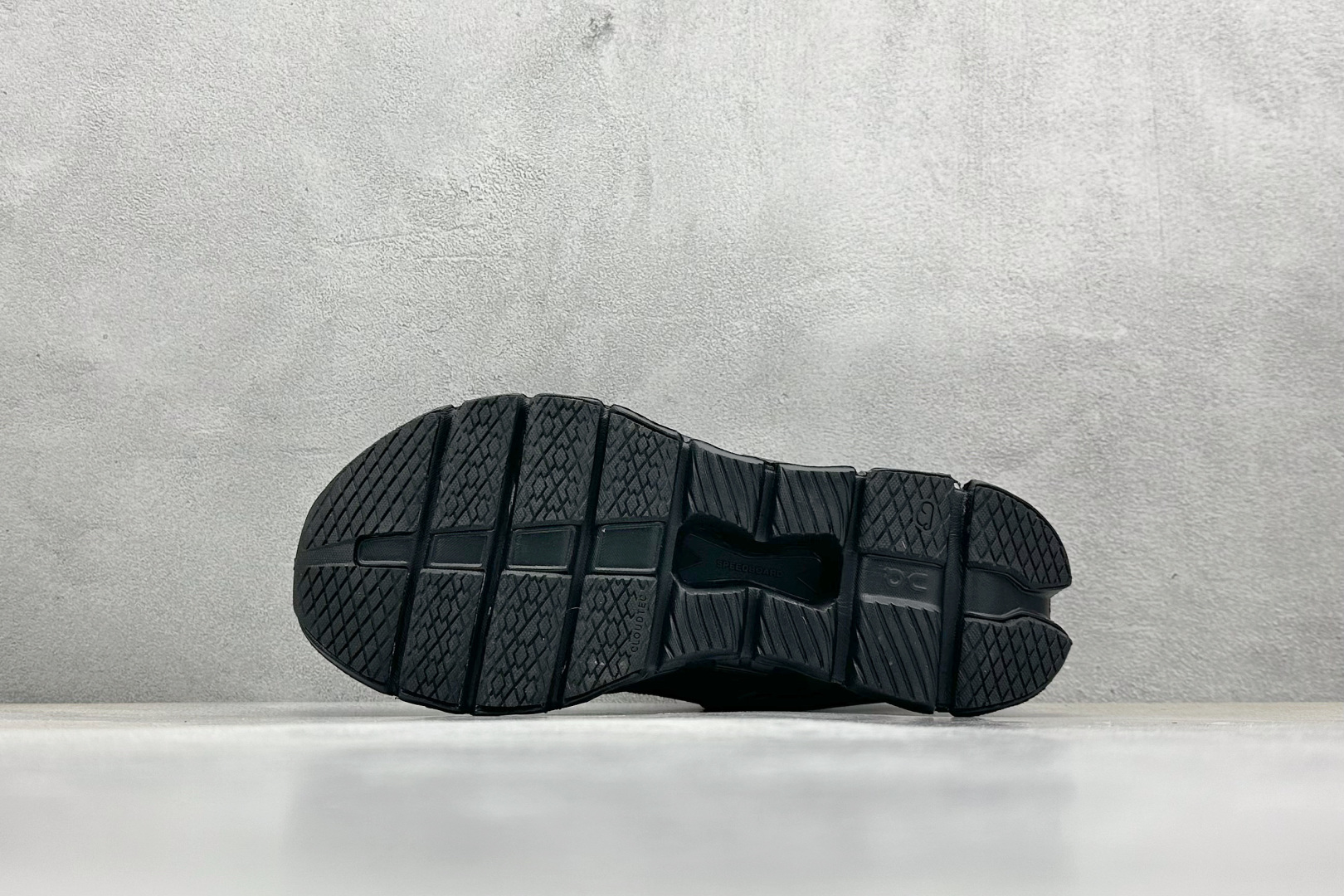  终端放店
GX版 On昂跑 Cloudtilt Loewe 4
户外街头机能风跑步鞋
Cloud Hi