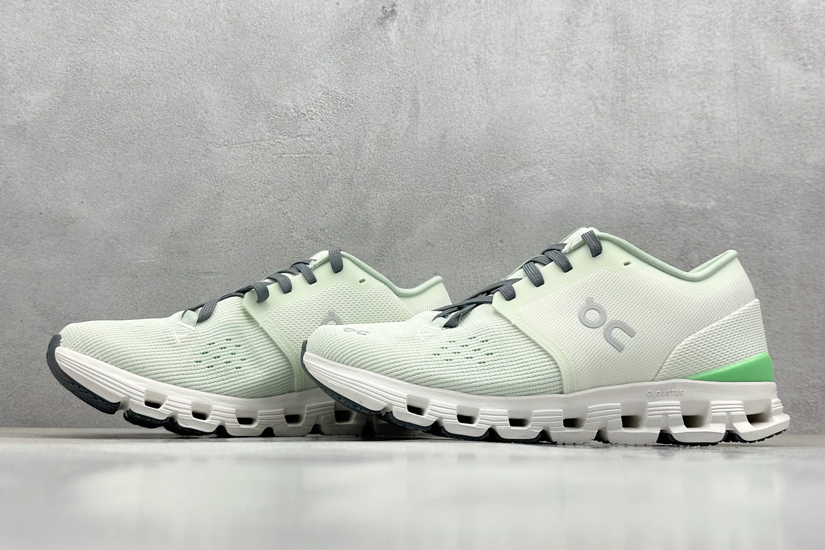  终端放店
GX版 On昂跑 Cloudtilt Loewe 4
户外街头机能风跑步鞋
Cloud Hi