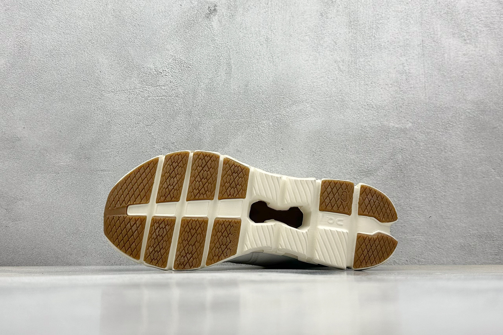  终端放店
GX版 On昂跑 Cloudtilt Loewe 4
户外街头机能风跑步鞋
Cloud Hi