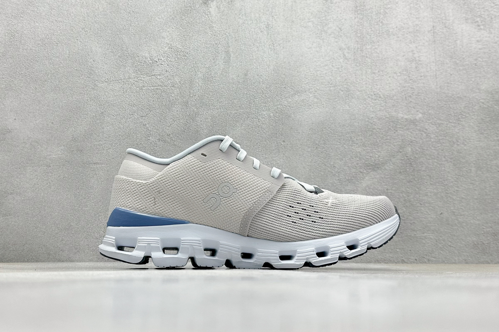  终端放店
GX版 On昂跑 Cloudtilt Loewe 4
户外街头机能风跑步鞋
Cloud Hi