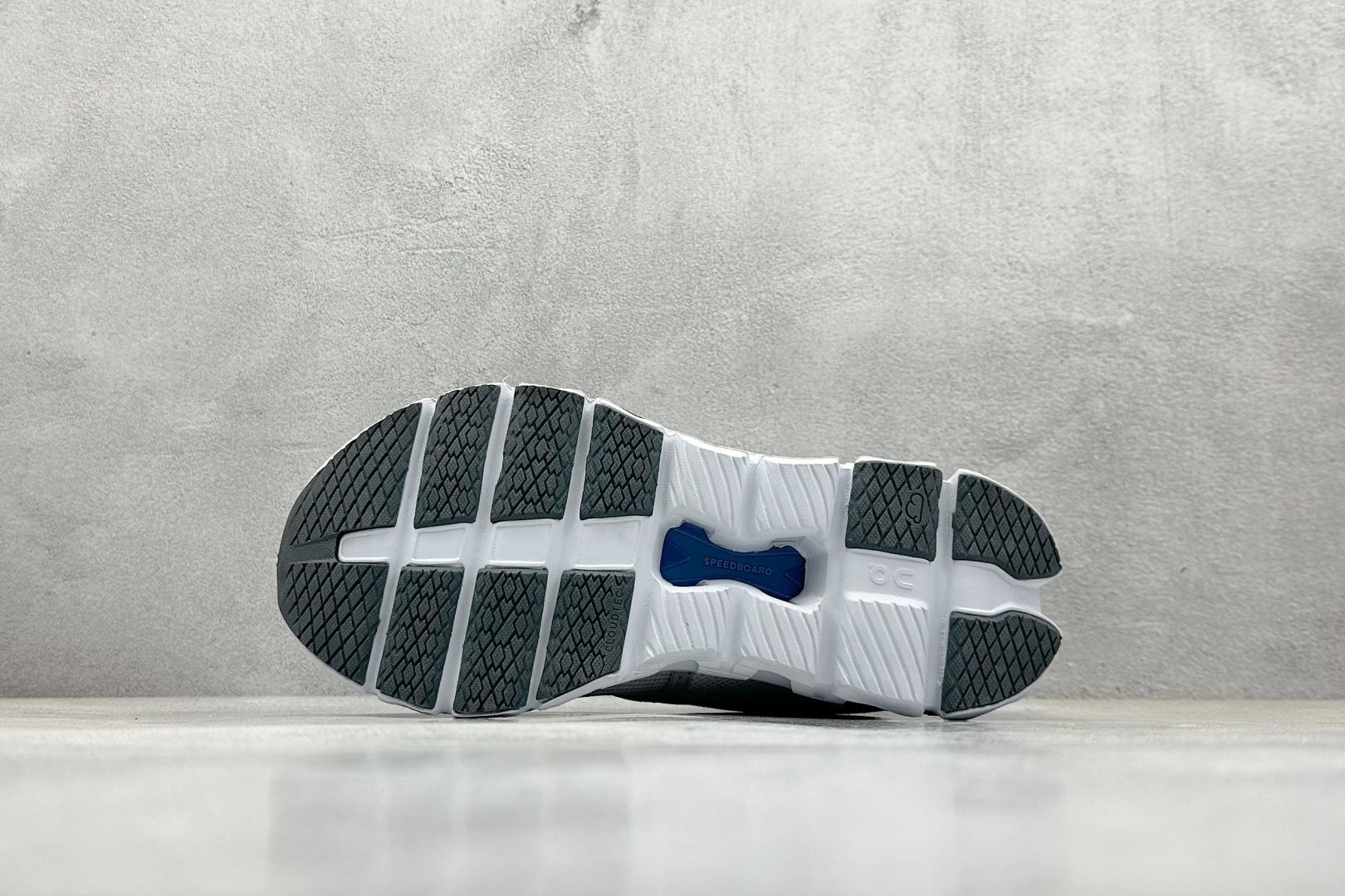  终端放店
GX版 On昂跑 Cloudtilt Loewe 4
户外街头机能风跑步鞋
Cloud Hi