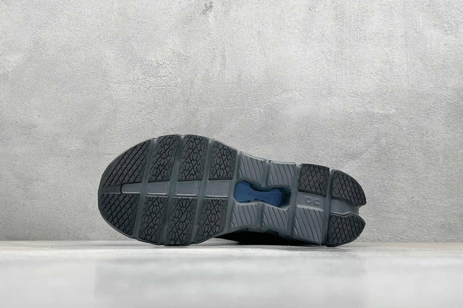  终端放店
GX版 On昂跑 Cloudtilt Loewe 4
户外街头机能风跑步鞋
Cloud Hi