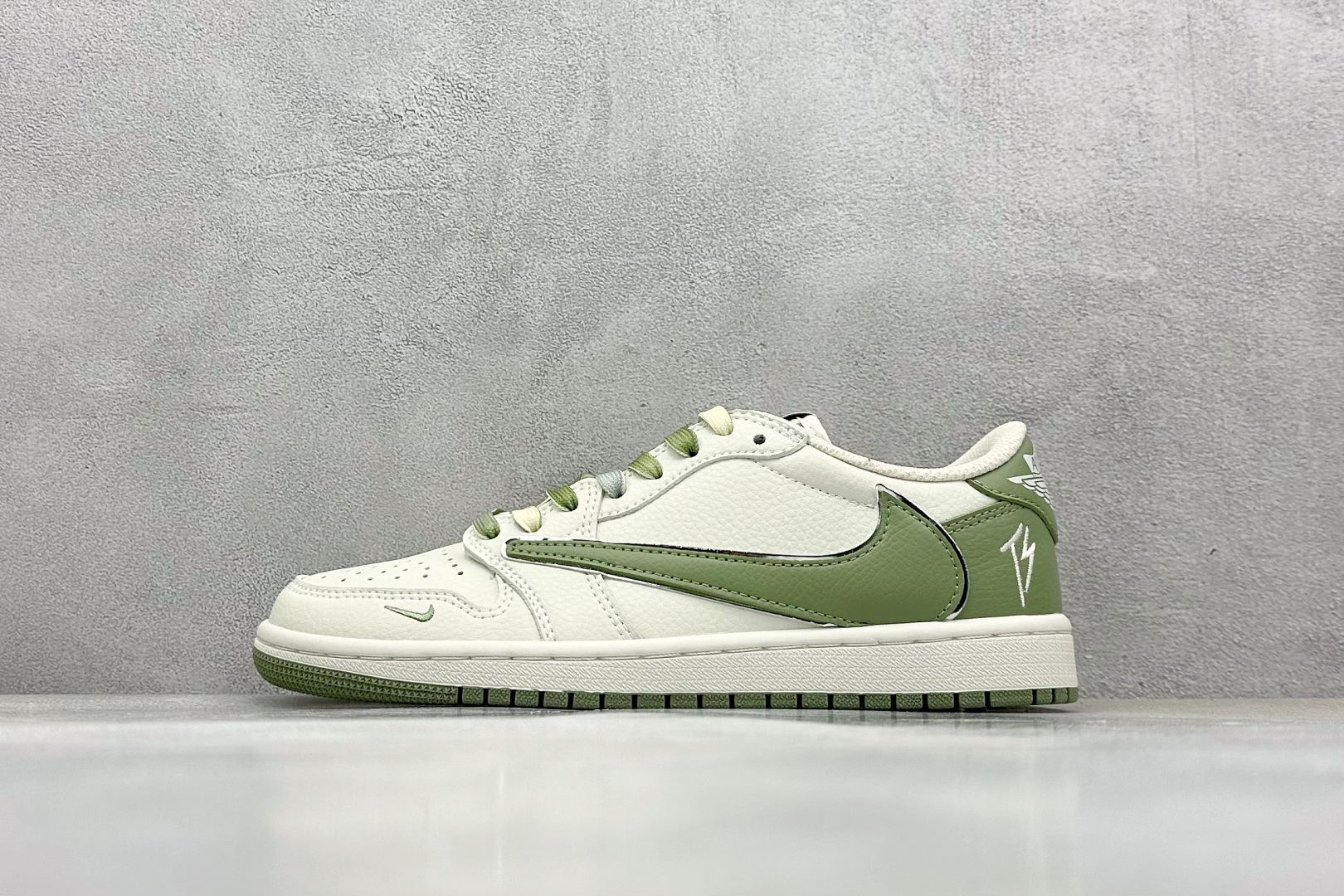 福利特价160💰 终端放店
XC版 Air Jordan 1 Low 联名
高端定制 低帮 复古 减震 防滑 耐磨 篮球鞋  定制鞋盒 大厂纯原品质出货 超高清洁度 皮料切割干净无任何毛边 细节完美 

货号：DC2024-024
Size: 36 36.5 37.5 38 38.5 39 40 40.5 41 42 42.5 43 44 44.5 45
编码：27