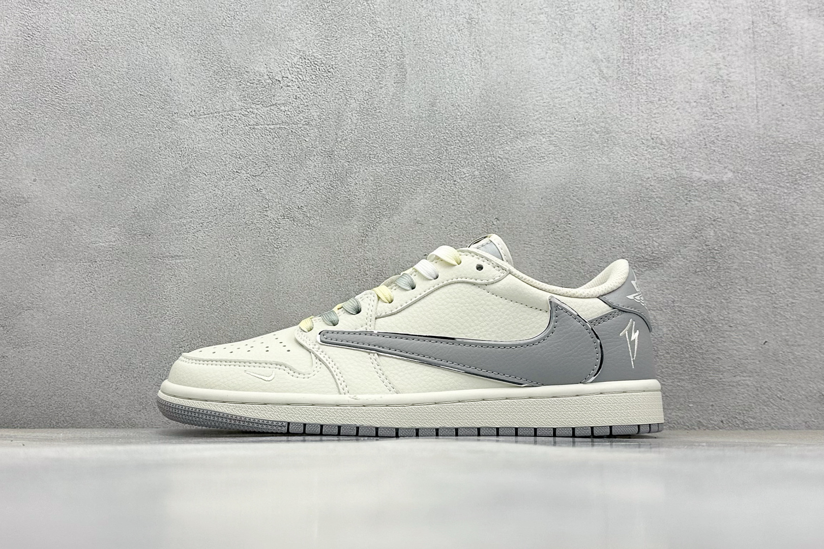 福利特价160💰 终端放店
XC版 Air Jordan 1 Low 联名
高端定制 低帮 复古 减震 防滑 耐磨 篮球鞋  定制鞋盒 大厂纯原品质出货 超高清洁度 皮料切割干净无任何毛边 细节完美 

货号：DC2024-024
Size: 36 36.5 37.5 38 38.5 39 40 40.5 41 42 42.5 43 44 44.5 45
编码：27