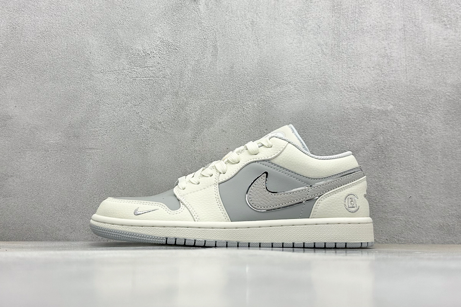 福利特价160💰 终端放店
XC版 Air Jordan 1 Low 联名
高端定制 低帮 复古 减震 防滑 耐磨 篮球鞋  定制鞋盒 大厂纯原品质出货 超高清洁度 皮料切割干净无任何毛边 细节完美 

货号：DC2024-024
Size: 36 36.5 37.5 38 38.5 39 40 40.5 41 42 42.5 43 44 44.5 45
编码：27