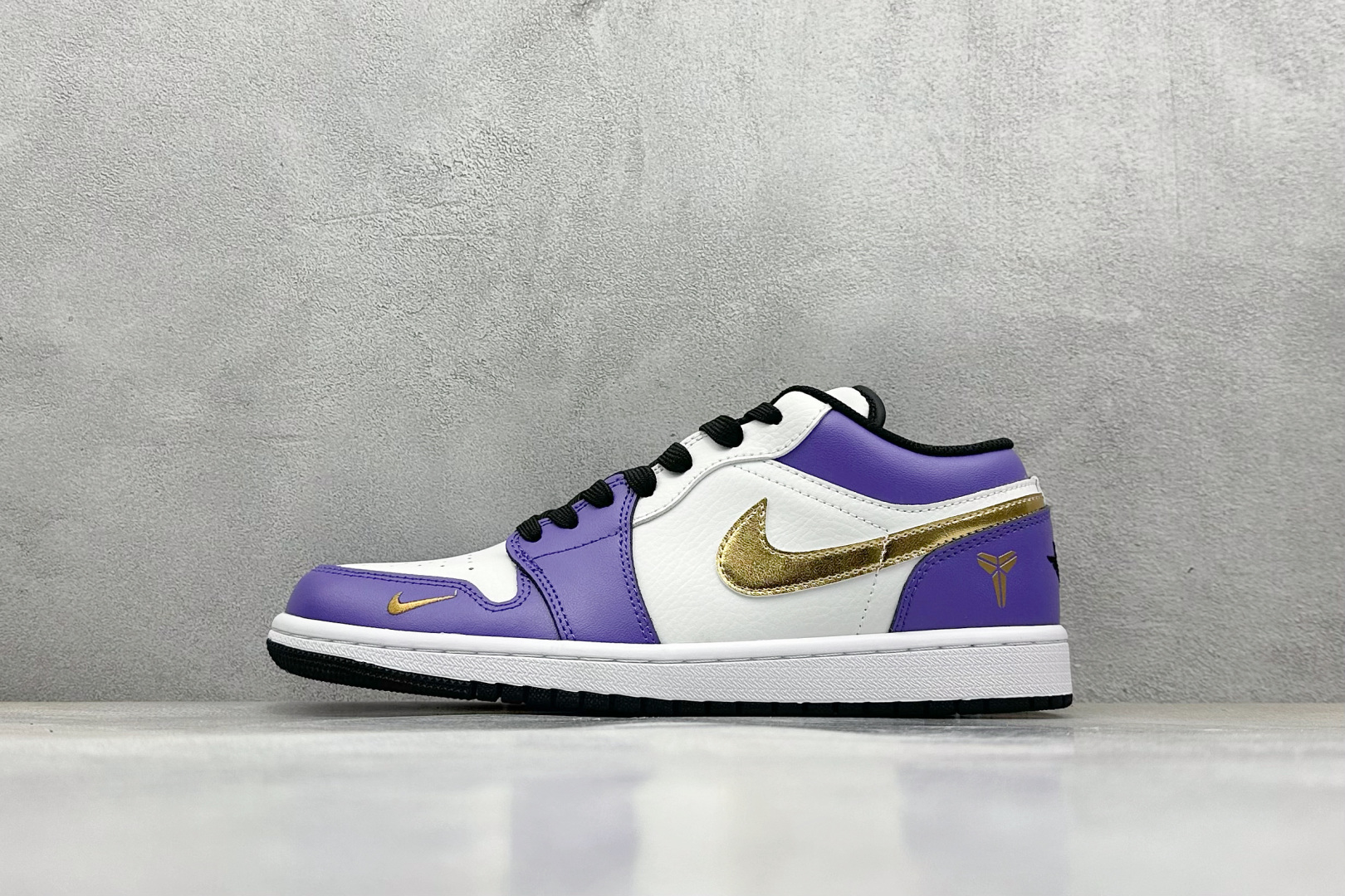福利特价160💰 终端放店
XC版 Air Jordan 1 Low 联名
高端定制 低帮 复古 减震 防滑 耐磨 篮球鞋  定制鞋盒 大厂纯原品质出货 超高清洁度 皮料切割干净无任何毛边 细节完美 

货号：DC2024-024
Size: 36 36.5 37.5 38 38.5 39 40 40.5 41 42 42.5 43 44 44.5 45
编码：27