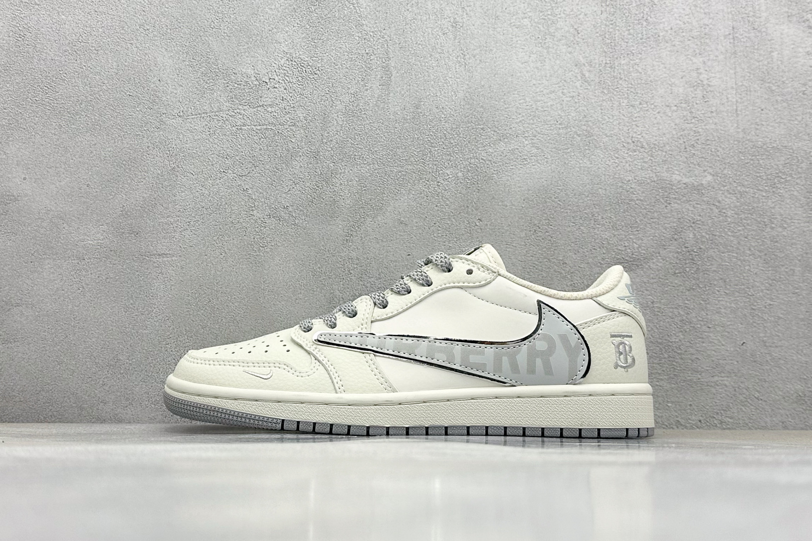 福利特价160💰 终端放店
XC版 Air Jordan 1 Low 联名
高端定制 低帮 复古 减震 防滑 耐磨 篮球鞋  定制鞋盒 大厂纯原品质出货 超高清洁度 皮料切割干净无任何毛边 细节完美 

货号：DC2024-024
Size: 36 36.5 37.5 38 38.5 39 40 40.5 41 42 42.5 43 44 44.5 45
编码：27
