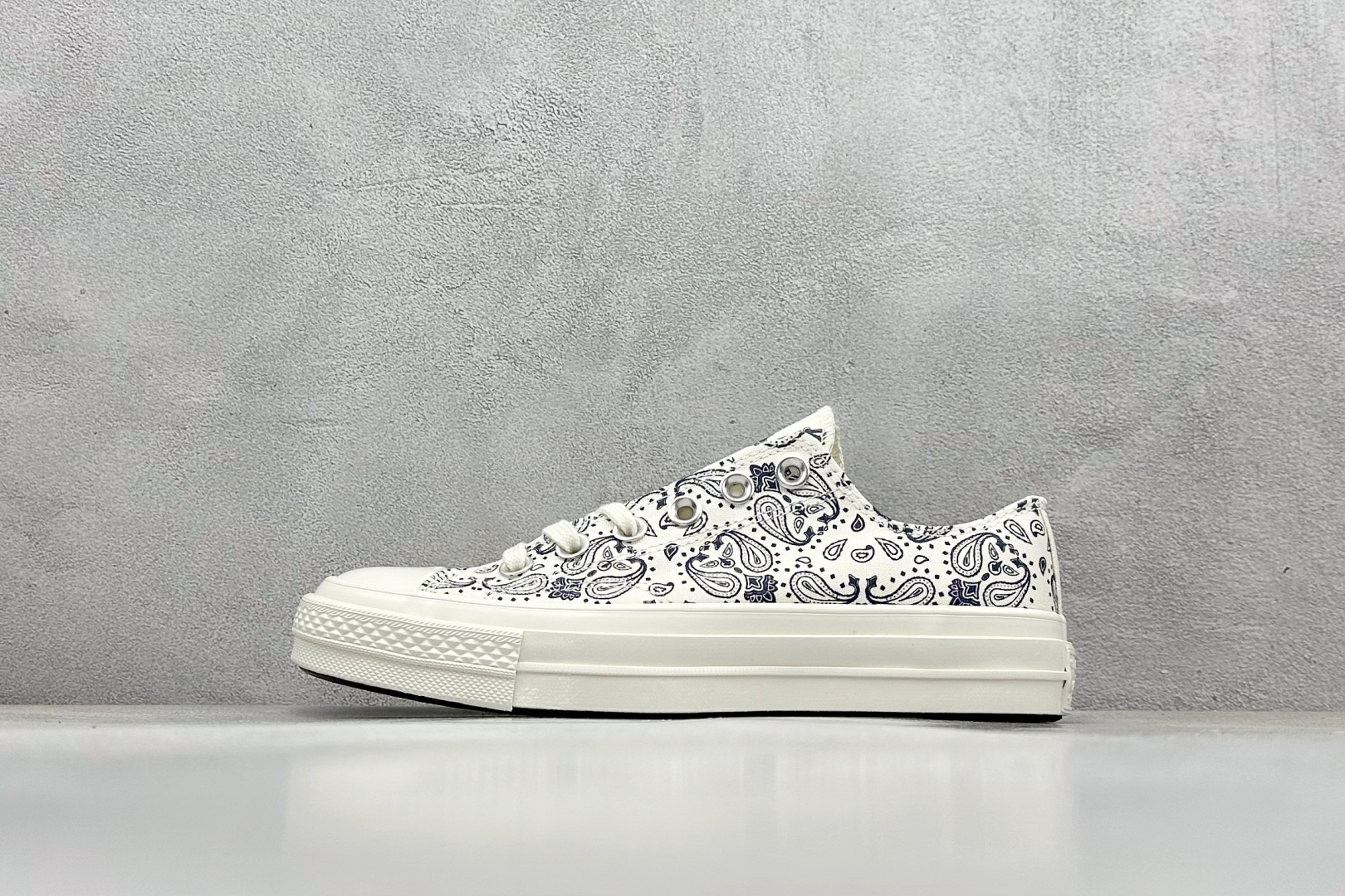  
Converse 1970s 腰果花系列
匡威新款 复古回潮 经典70s鞋型加持帆布鞋身 搭配腰果花