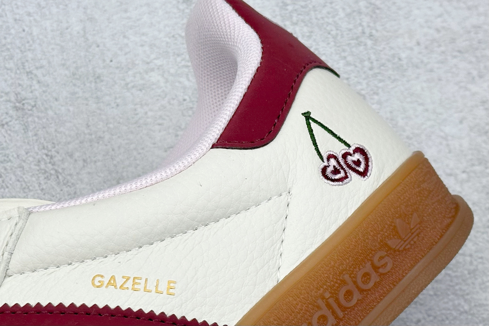  
adidas Originals Gazelle INdoor 樱桃 白红
三叶草休闲防滑耐磨低帮板