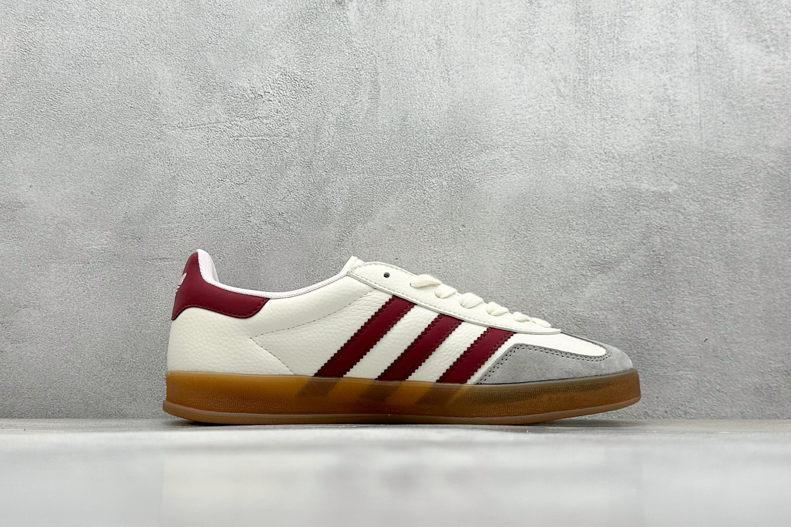  
adidas Originals Gazelle INdoor 樱桃 白红
三叶草休闲防滑耐磨低帮板