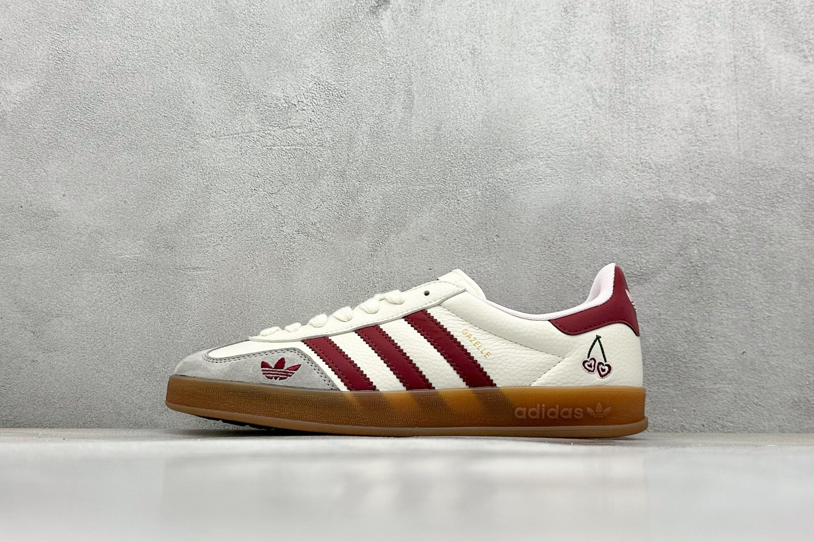  
adidas Originals Gazelle INdoor 樱桃 白红
三叶草休闲防滑耐磨低帮板
