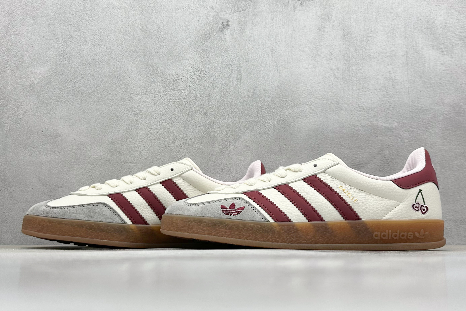  
adidas Originals Gazelle INdoor 樱桃 白红
三叶草休闲防滑耐磨低帮板