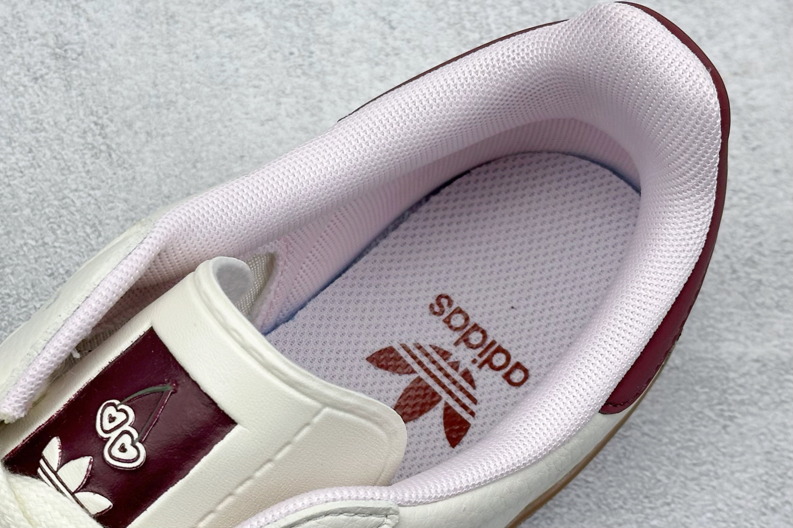  
adidas Originals Gazelle INdoor 樱桃 白红
三叶草休闲防滑耐磨低帮板