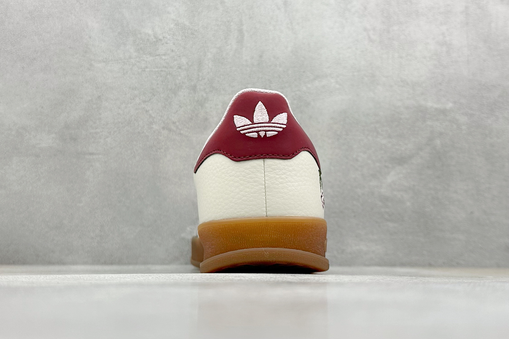  
adidas Originals Gazelle INdoor 樱桃 白红
三叶草休闲防滑耐磨低帮板