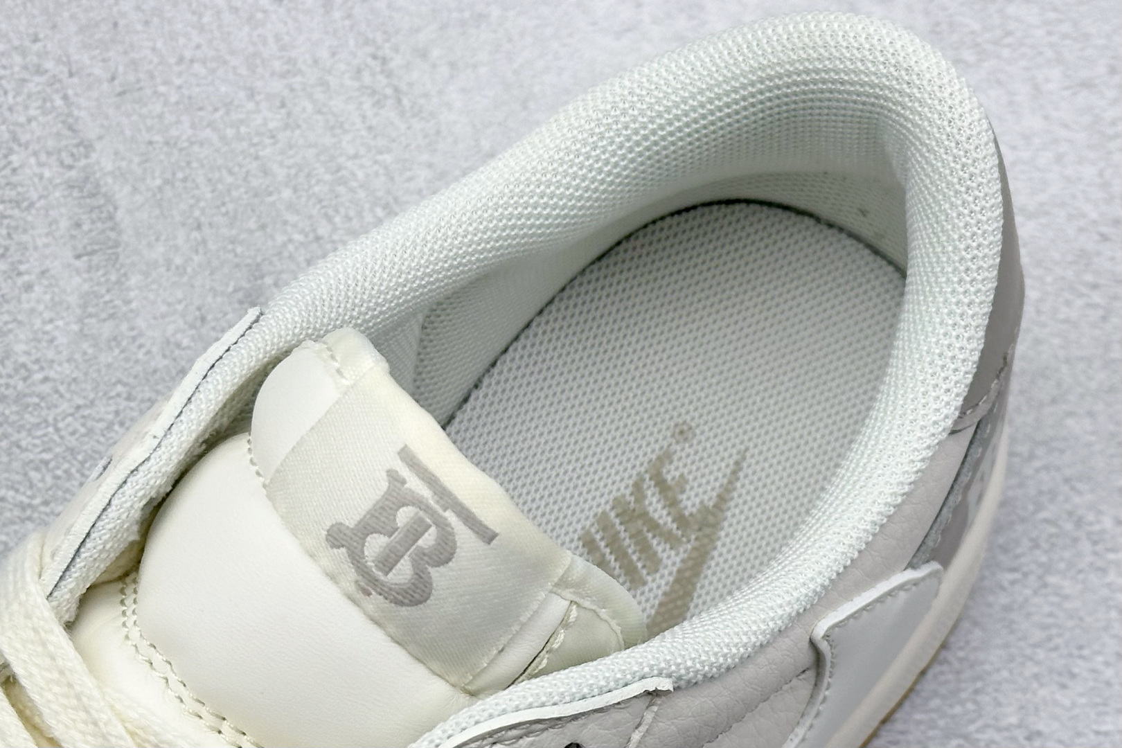 Travis Scott x Nike Air Jordan 1 Low x Burbrry 米灰