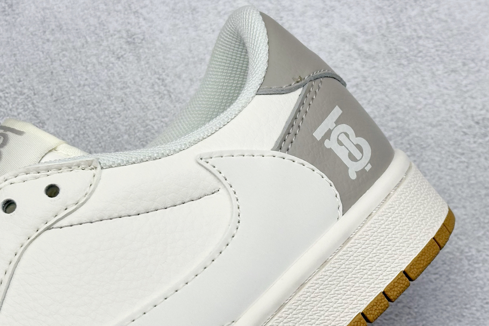 Travis Scott x Nike Air Jordan 1 Low x Burbrry 米灰
