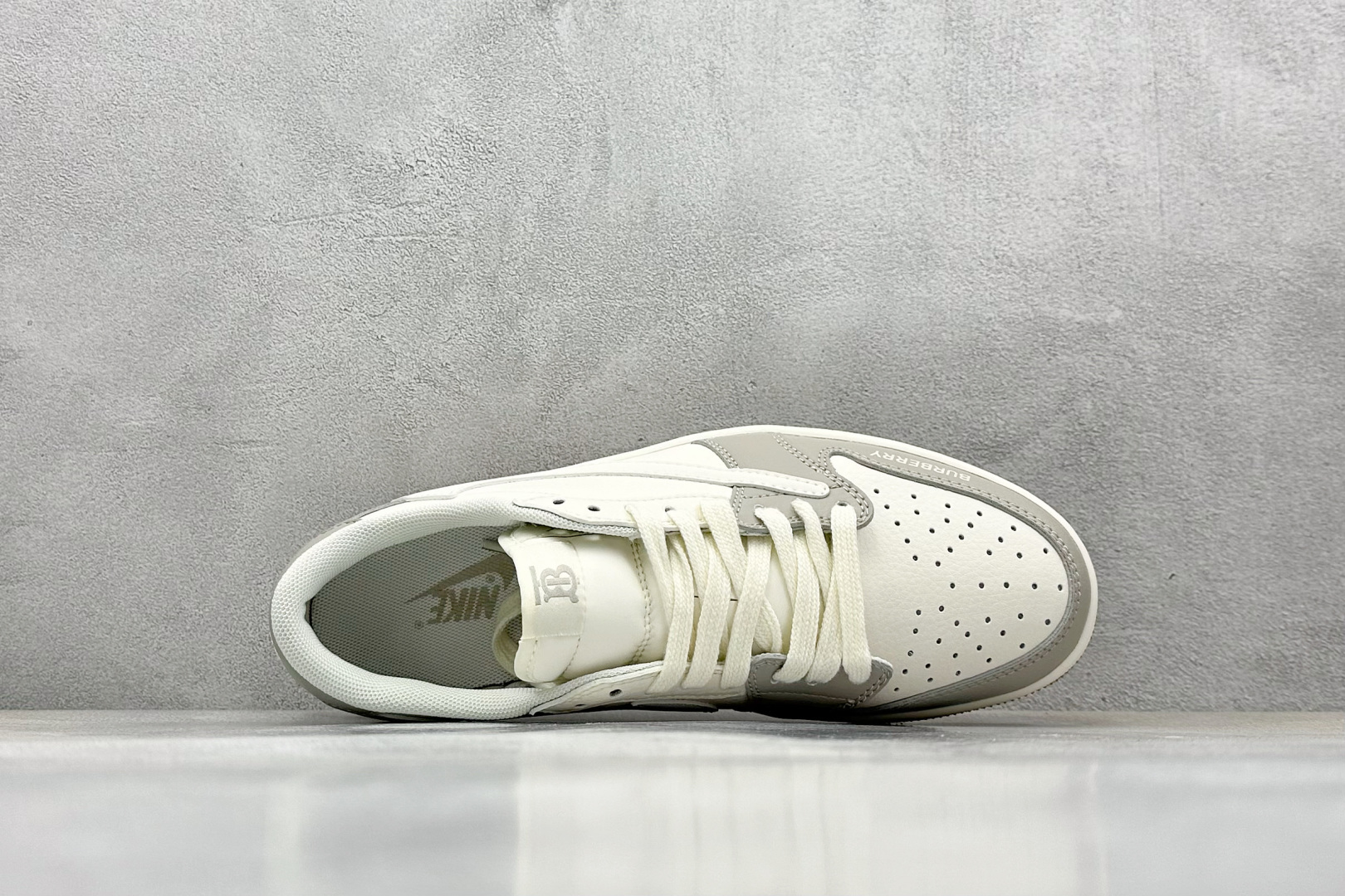 Travis Scott x Nike Air Jordan 1 Low x Burbrry 米灰
