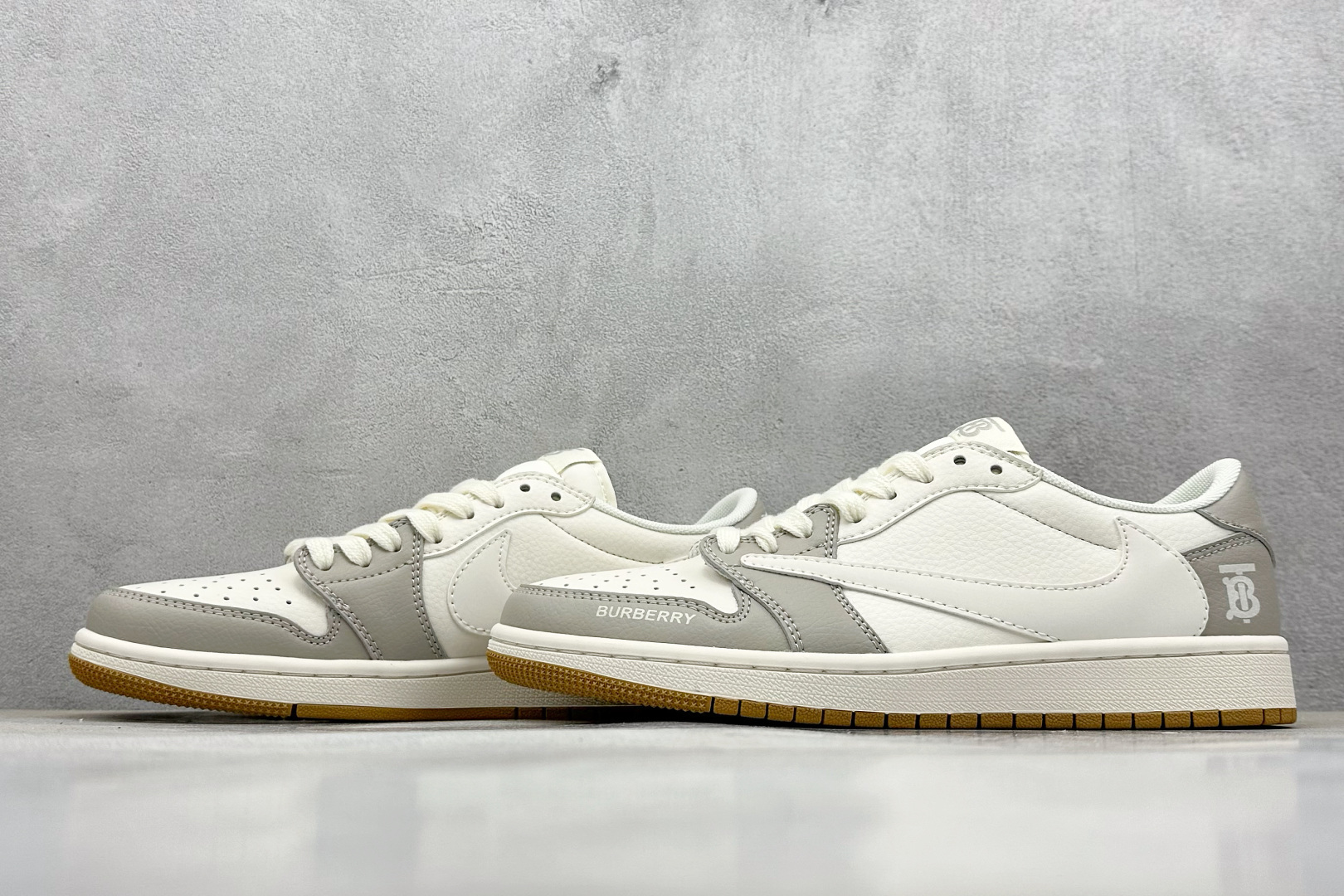Travis Scott x Nike Air Jordan 1 Low x Burbrry 米灰