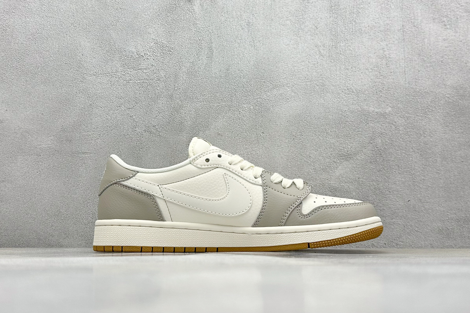 Travis Scott x Nike Air Jordan 1 Low x Burbrry 米灰