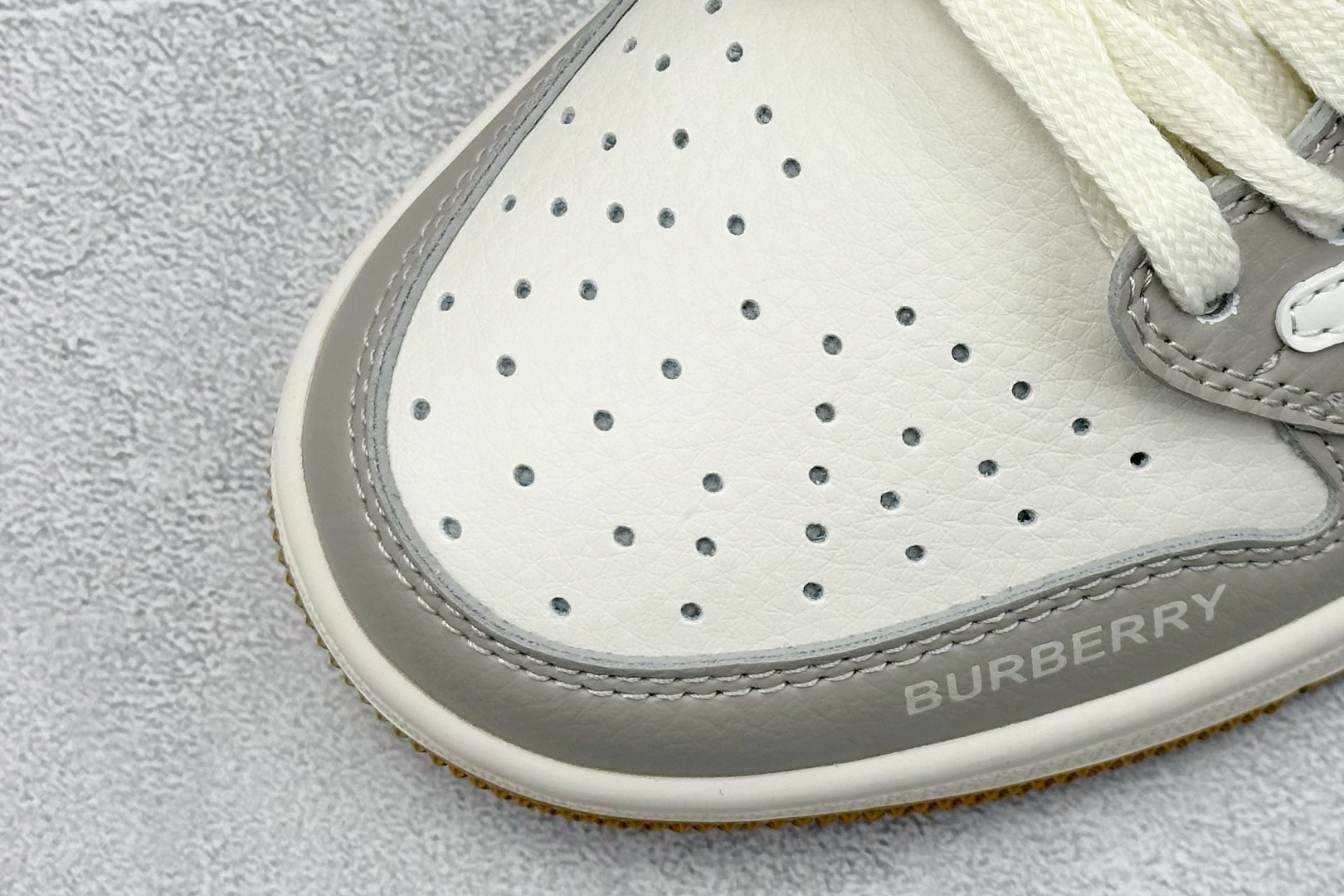 Travis Scott x Nike Air Jordan 1 Low x Burbrry 米灰