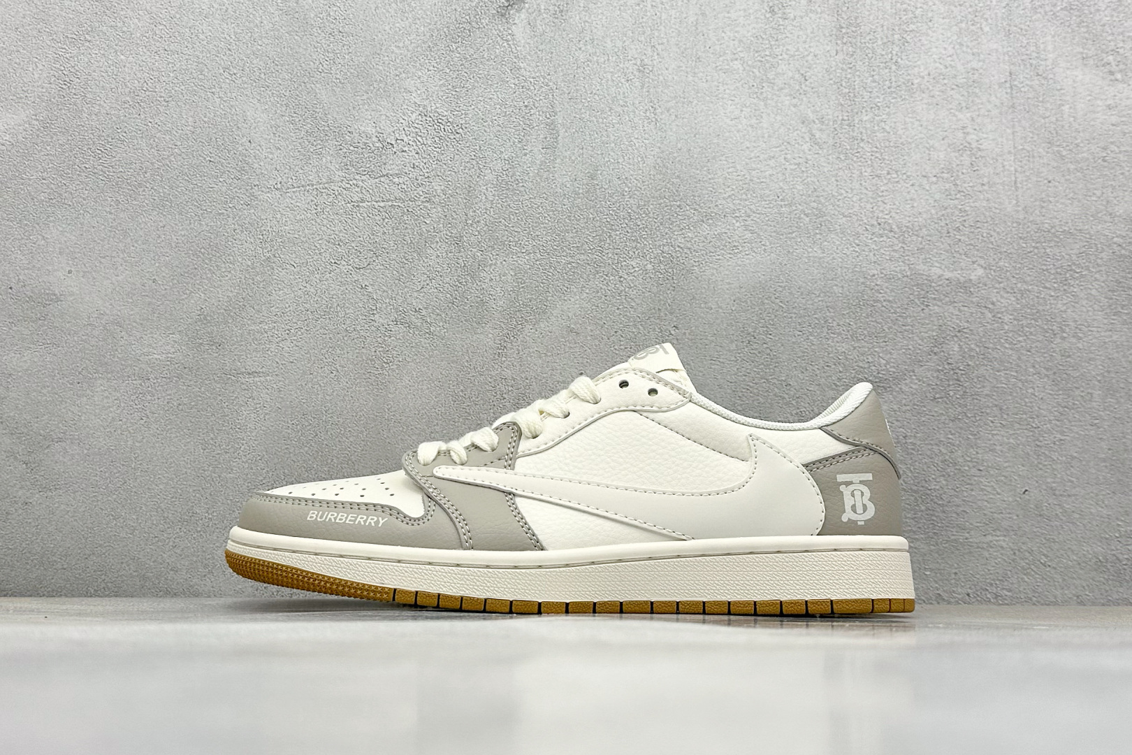 Travis Scott x Nike Air Jordan 1 Low x Burbrry 米灰